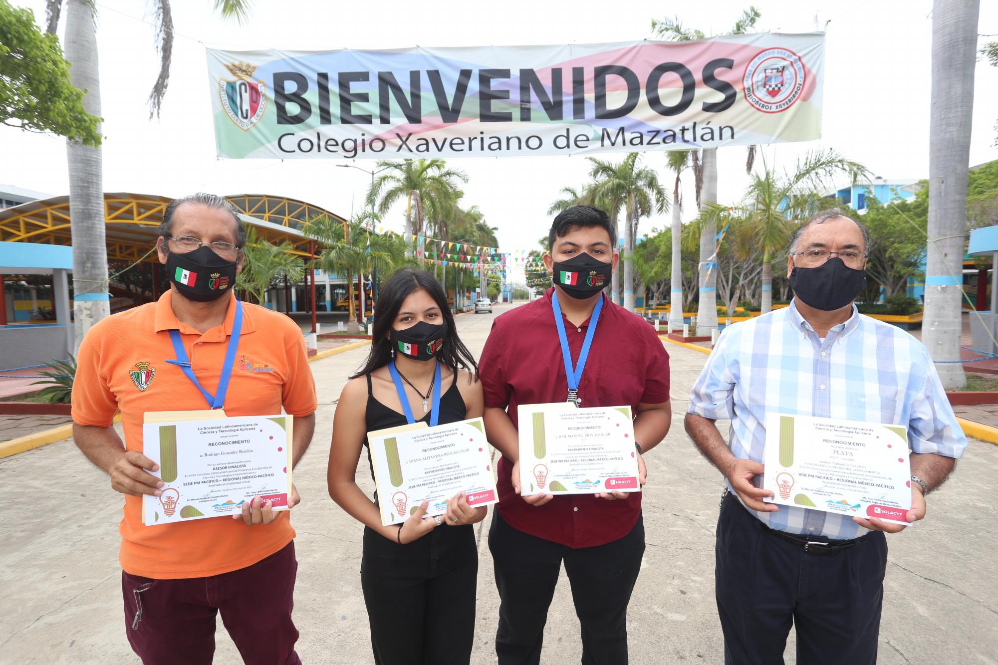 $!Los hermanos Diana Alejandra y José Manuel Ríos Aguilar, entre el profesor Rodrigo González y el sacerdote xaveriano Gabriel Zavala Soria.