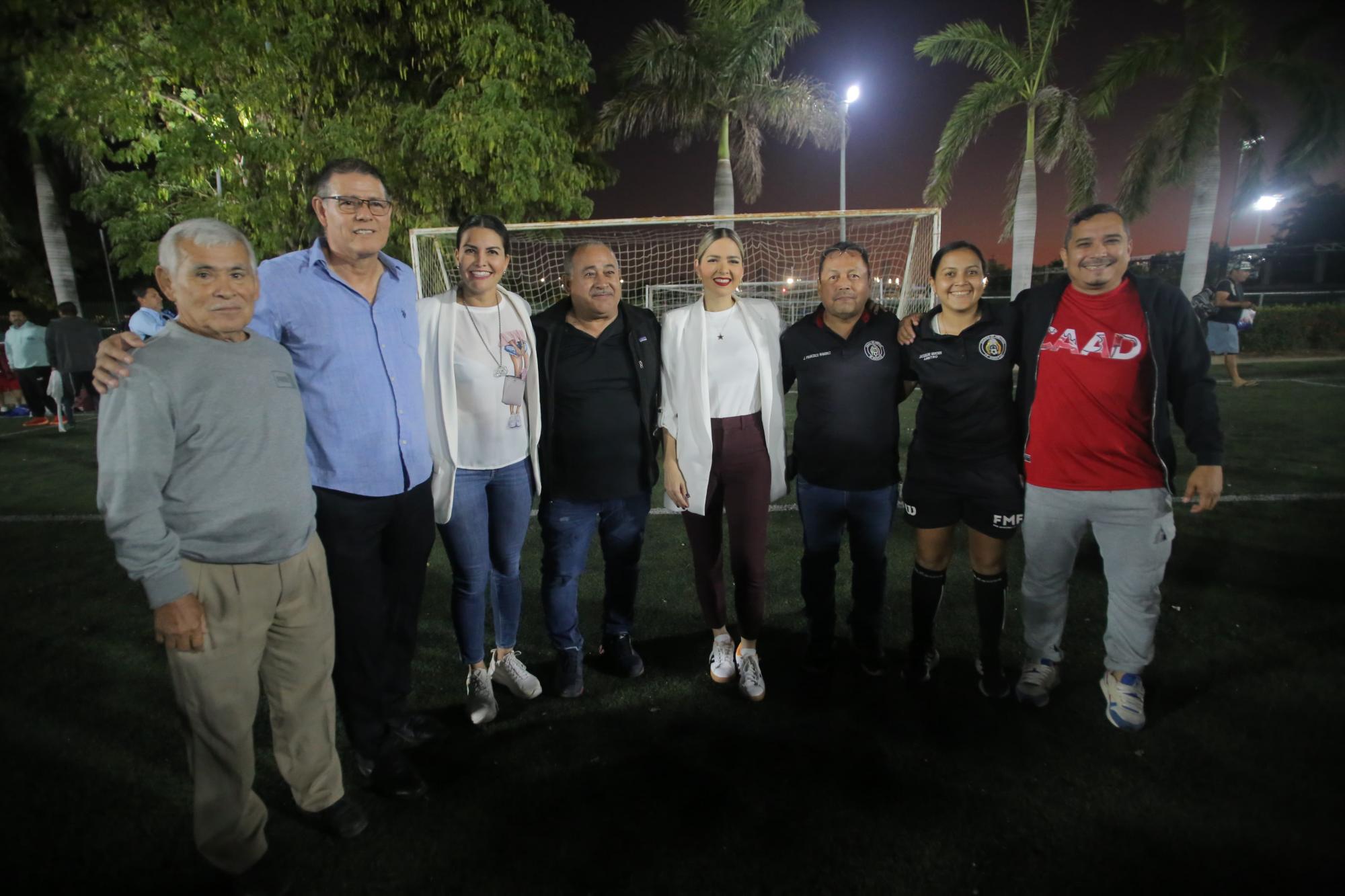 $!Inauguran nueva iluminación de campo de futbol sintético de la Unidad Deportiva Benito Juárez