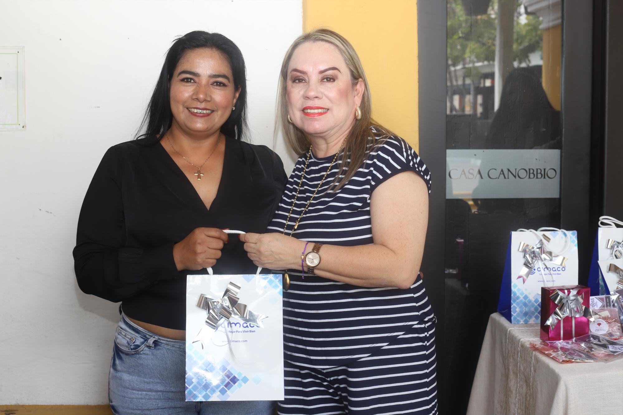 $!Olga Solís recibió un regalo de manos de Elva Aguirre.