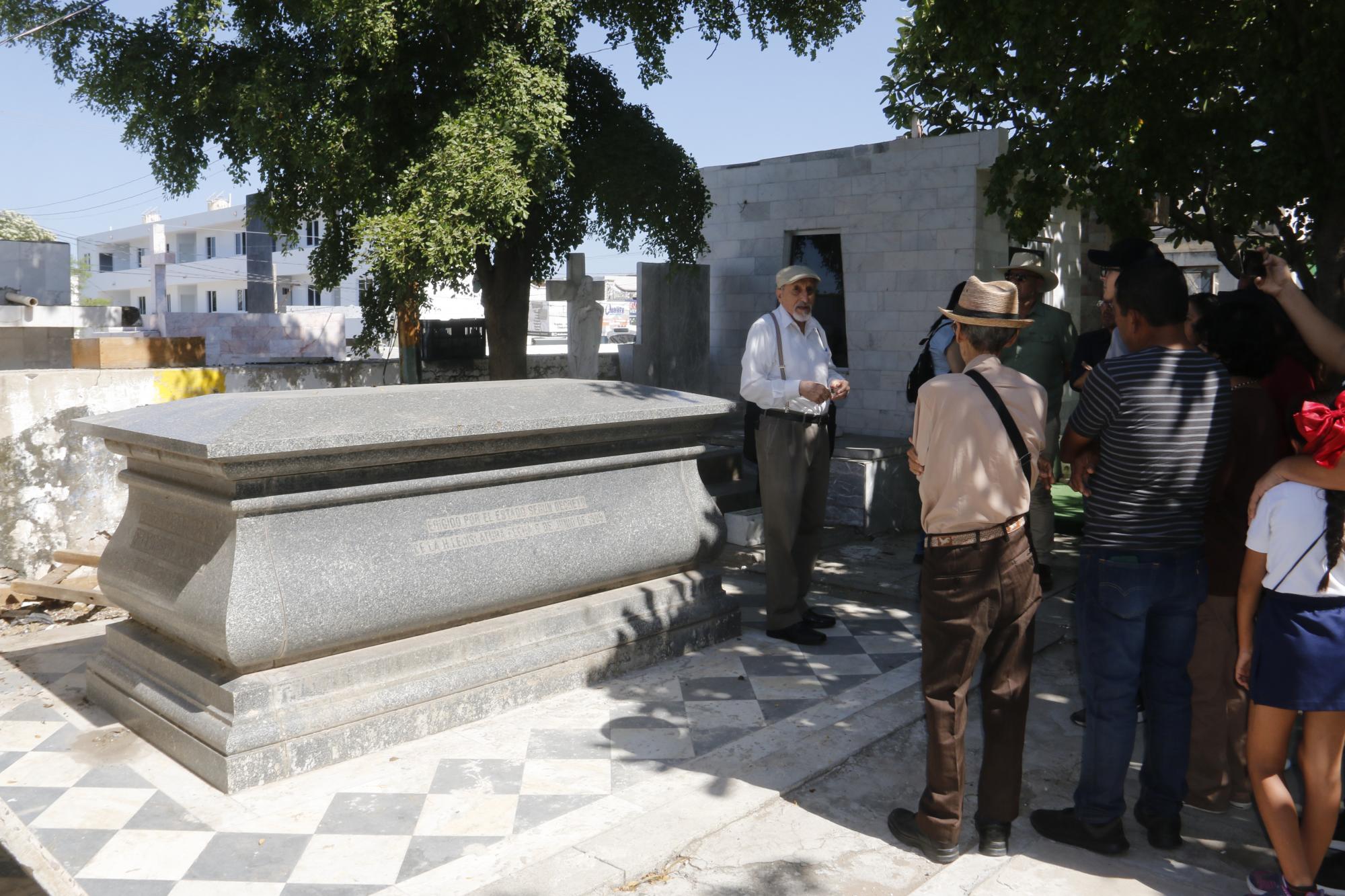 $!La primera tumba en visitar fue la del General Francisco Cañedo Belmonte.