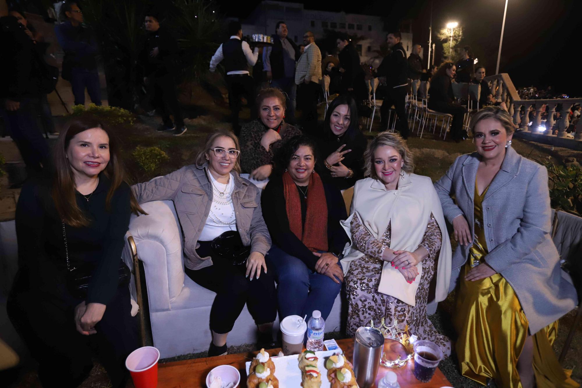 $!Gipsy Meza, Briseida de Viedas, Sugey Rivera, María Inés de Millán y Dulce Cuén junto a Eneyda Rocha y María Teresa Apodaca, presidentas del DIF Sinaloa y Mazatlán, respectivamente.
