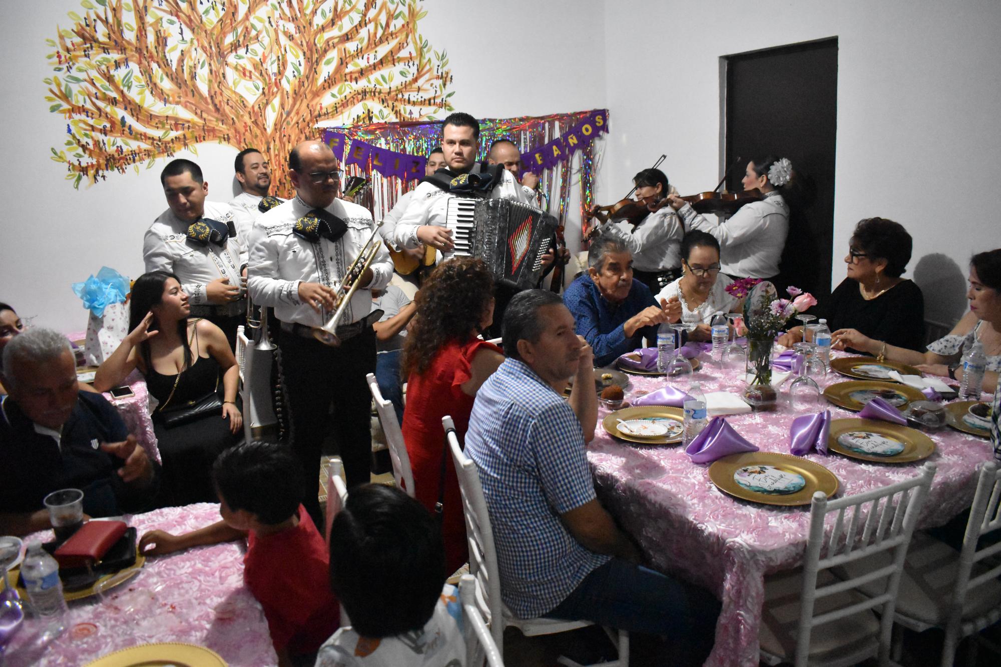 $!Los presentes disfrutan de la reunión amenizada por la música del mariachi.