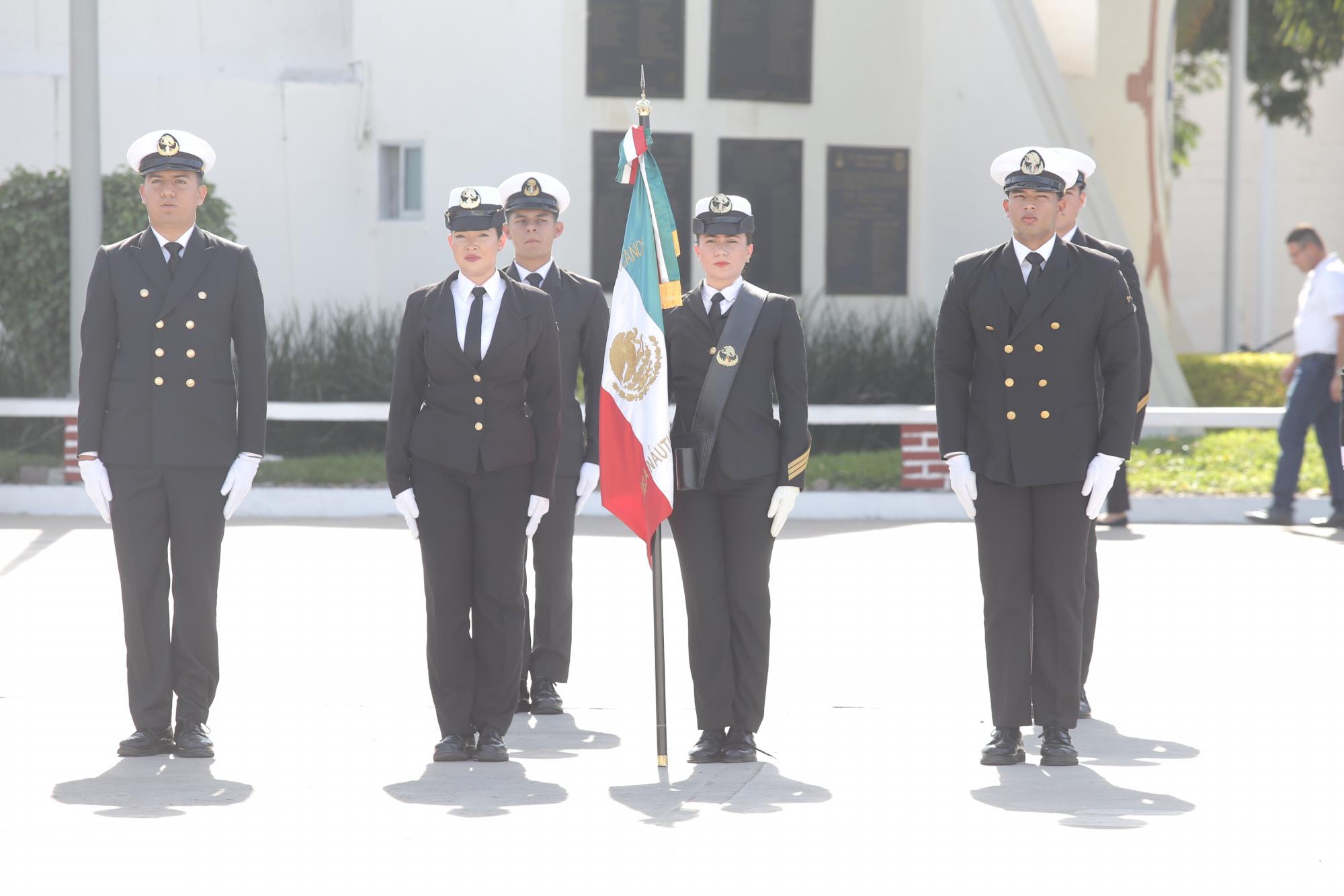 $!La Escolta de la Escuela Náutica Mercante Capitán de Altura Antonio Gómez Maqueo fue la encargada de hacer los honores a la Bandera.