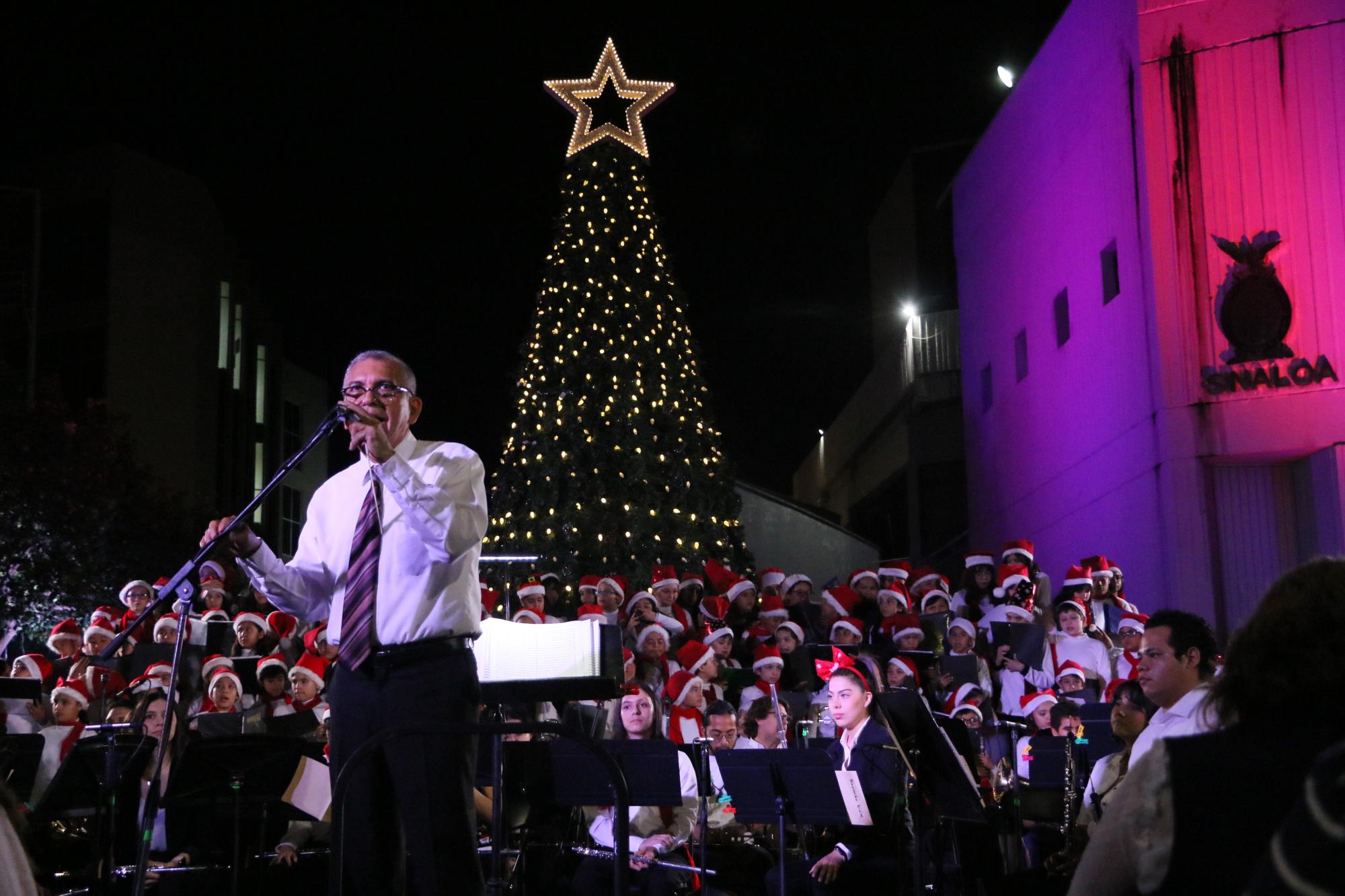 $!Con música de villancicos iluminan el Árbol Navideño del Isic