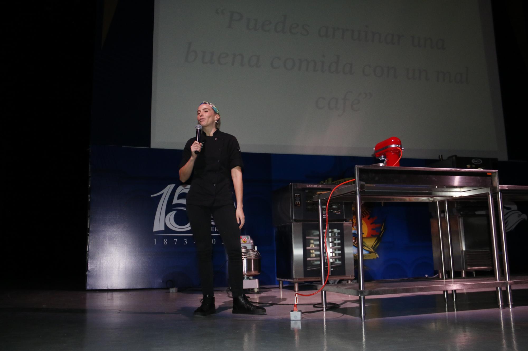 $!La chef mazatleca compartió su experiencia en la cocina con alumnos de gastronomía en Culiacán.