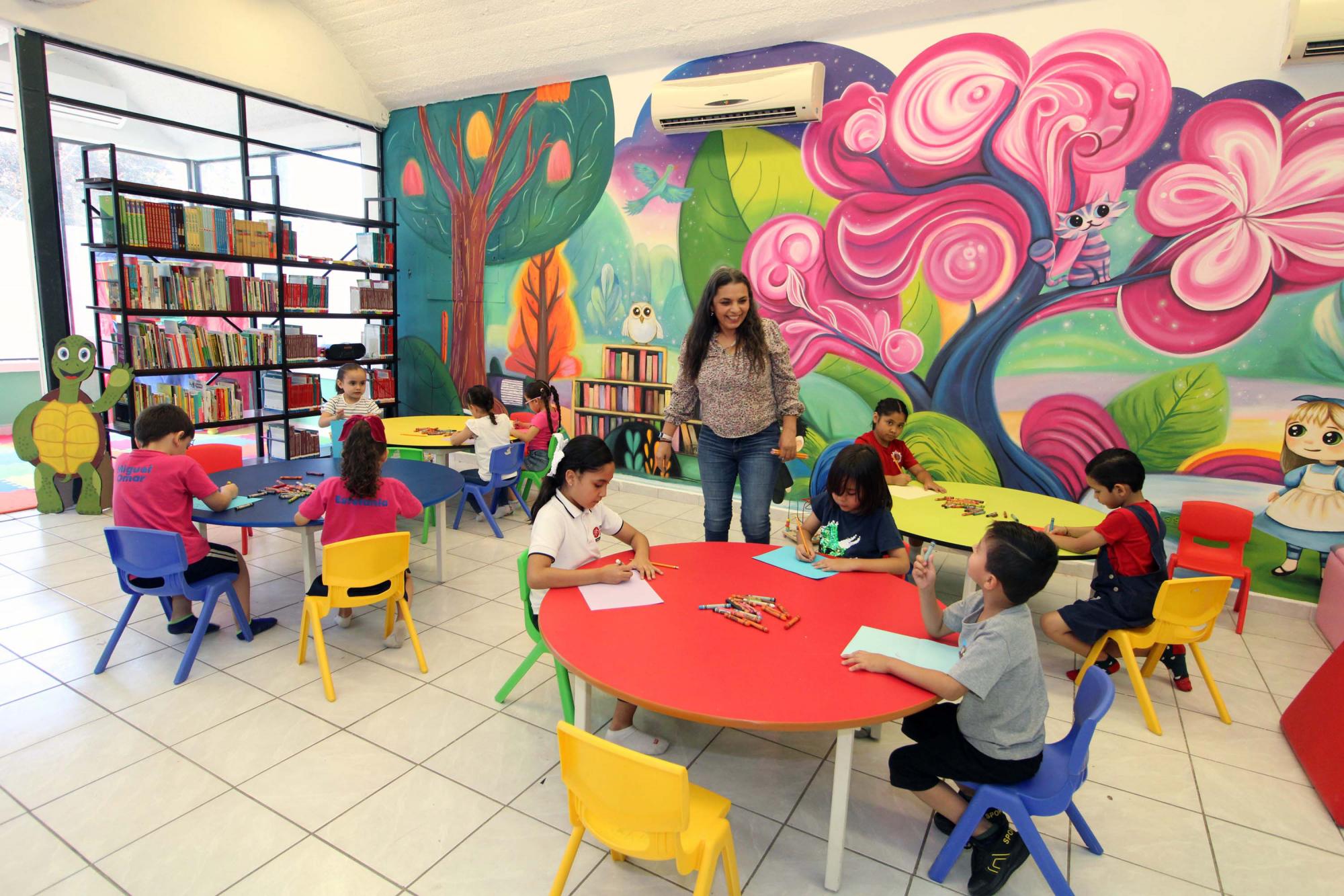 $!Después de escuchar la historia, los niños trabajan en sus cuadernos para plasmar la comprensión de la lectura.