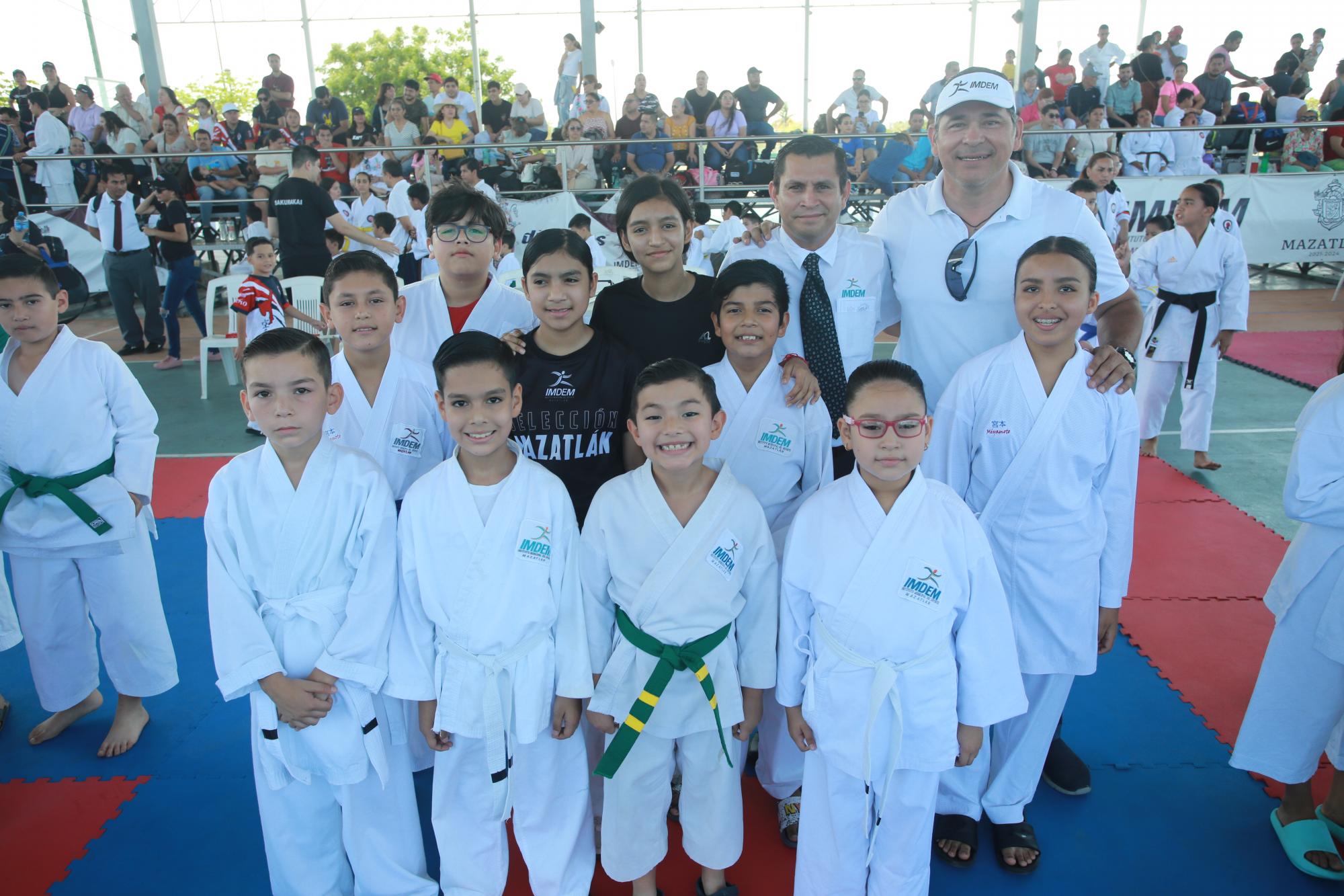 $!Los integrantes del Dojo del Imdem, junto a su sensei Gerardo Alexis García y José Ángel Vega.