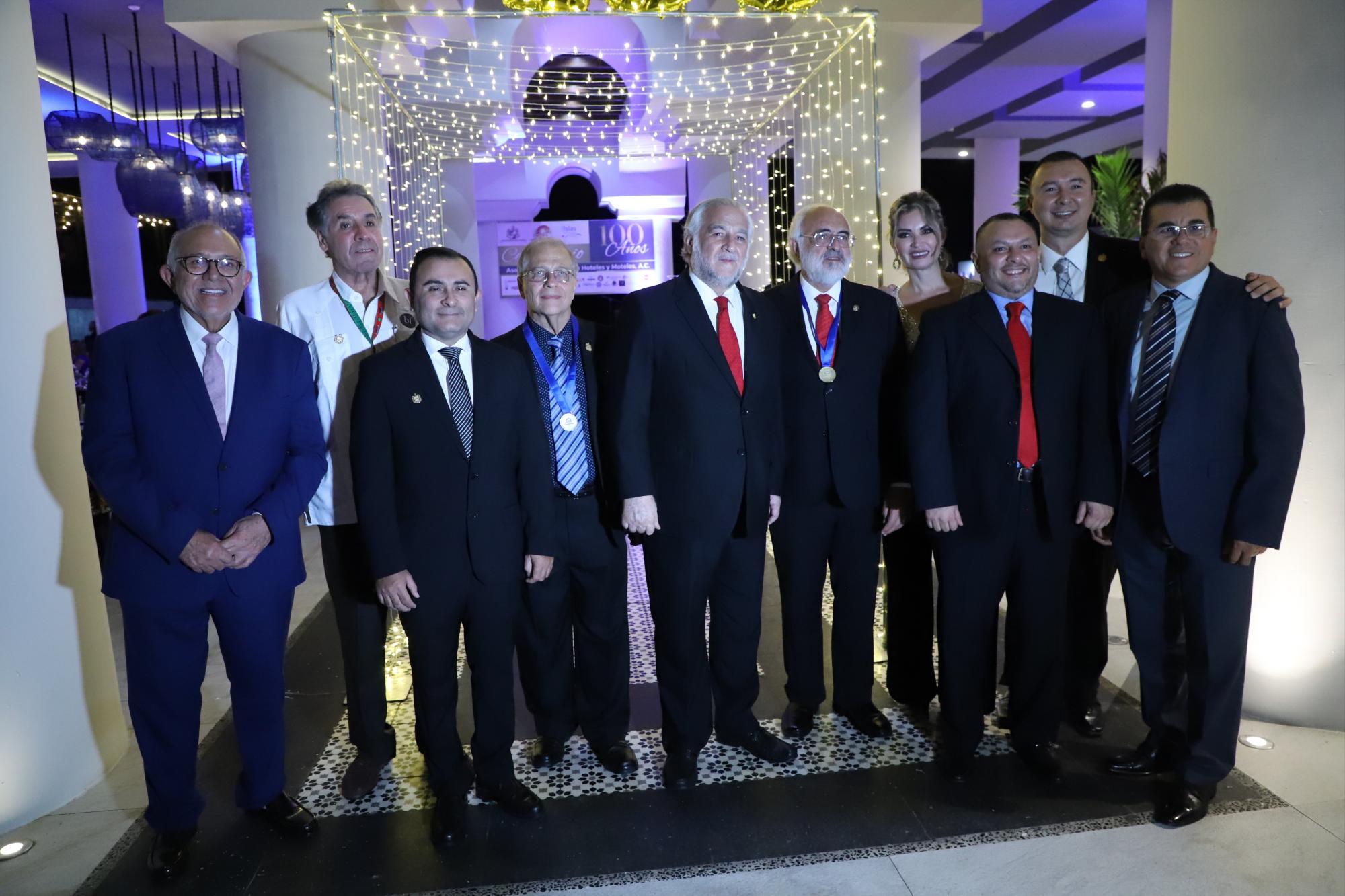 $!Empresarios en el área de turismo, directivos de la Federación de Turismo y el Alcalde de Mazatlán, Édgar González, estuvieron presentes en la cena de gala que se celebró en la asamblea.