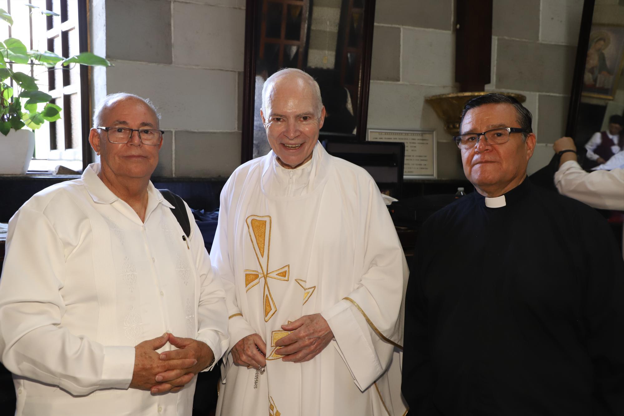 $!El Arzobispo Primado de México, Cardenal Carlos Aguiar Retes entre los Padres Horacio Hernández de la Torre y Jesús Mota.