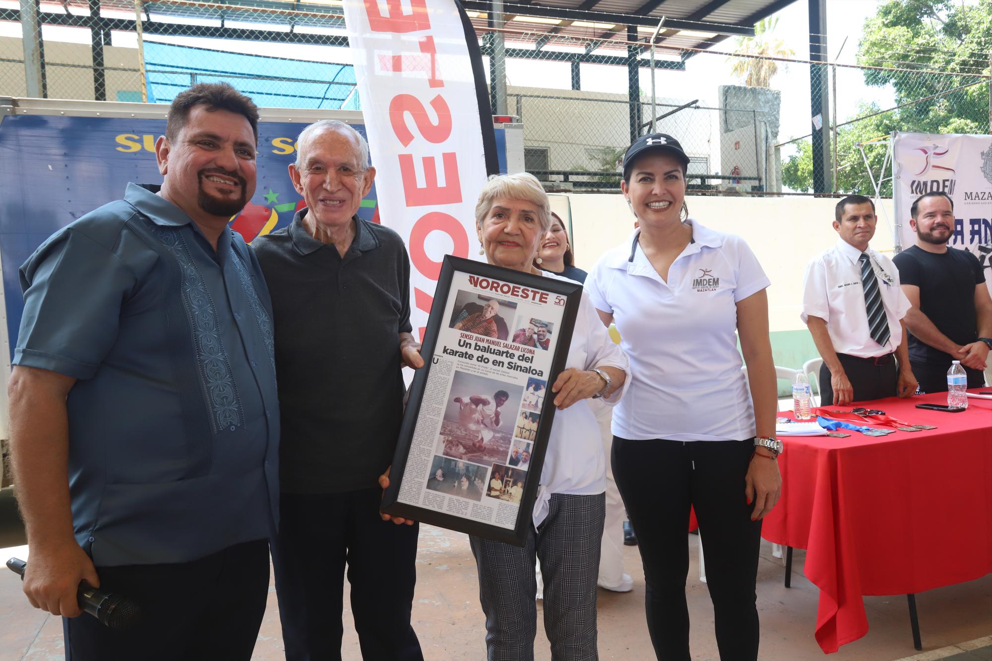 $!Jesús Moreno y Fabiola Verde hicieron entrega del reconocimiento a Juan Manuel Salazar Licona y a Elisa Gámez de Salazar, quien también es sensei.