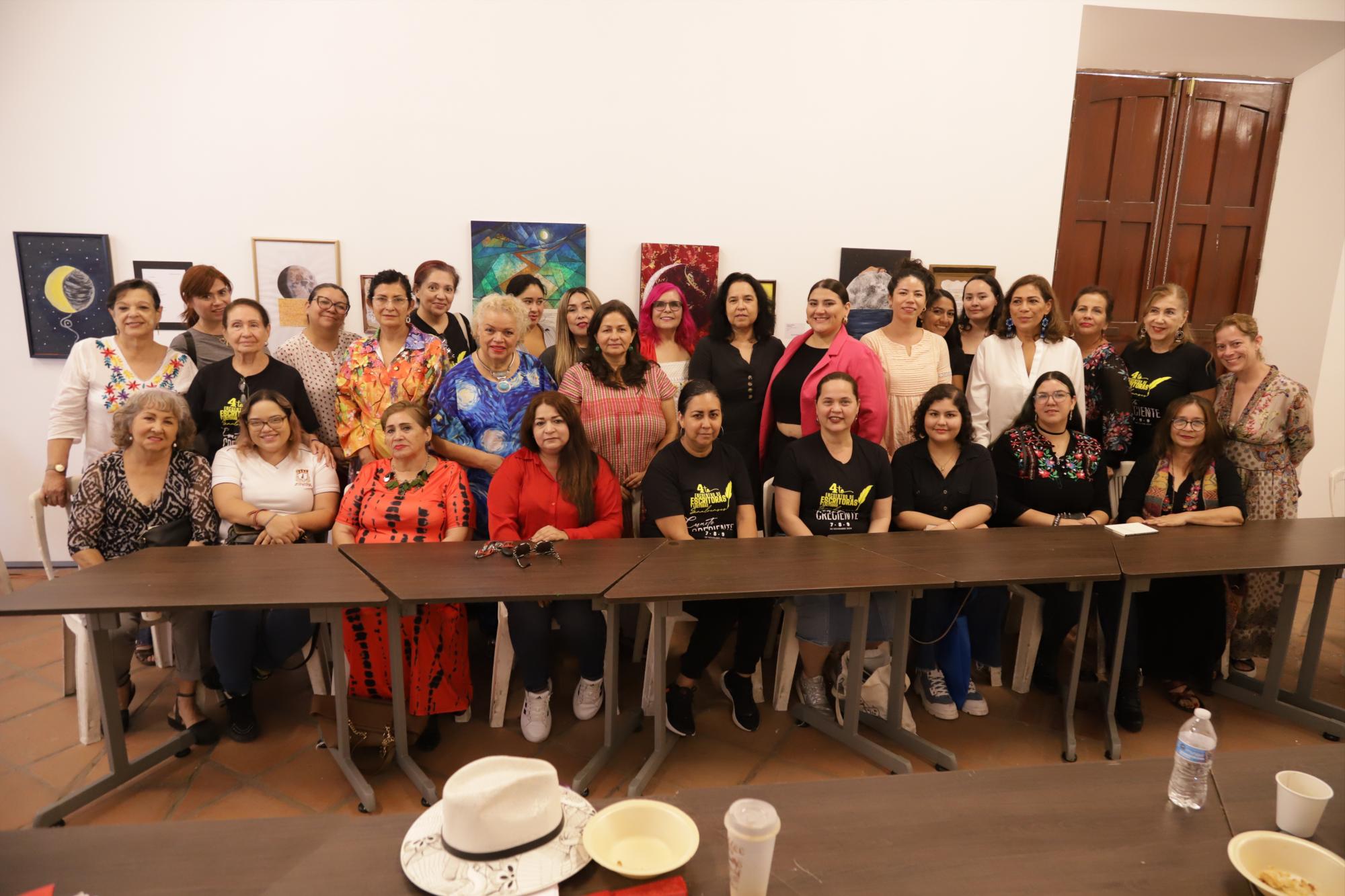 $!En uno de los talleres, las escritoras asistentes se tomaron la fotografía del recuerdo.