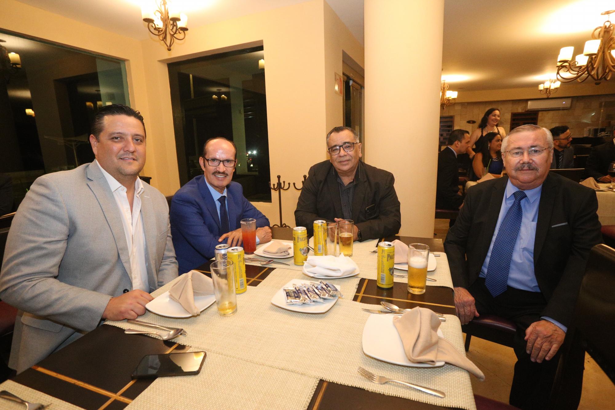 $!Los doctores Iván Gomezpinto, presidente del Colegio de Ginecólogos de Mazatlan; . Marco Antonio Ponce, presidente del Colegio de Médicos Familiares y Generales de Mazatlan; Abraham Pacheco, representante de Región Noroeste de AMCAM y Tomás Lizárraga.