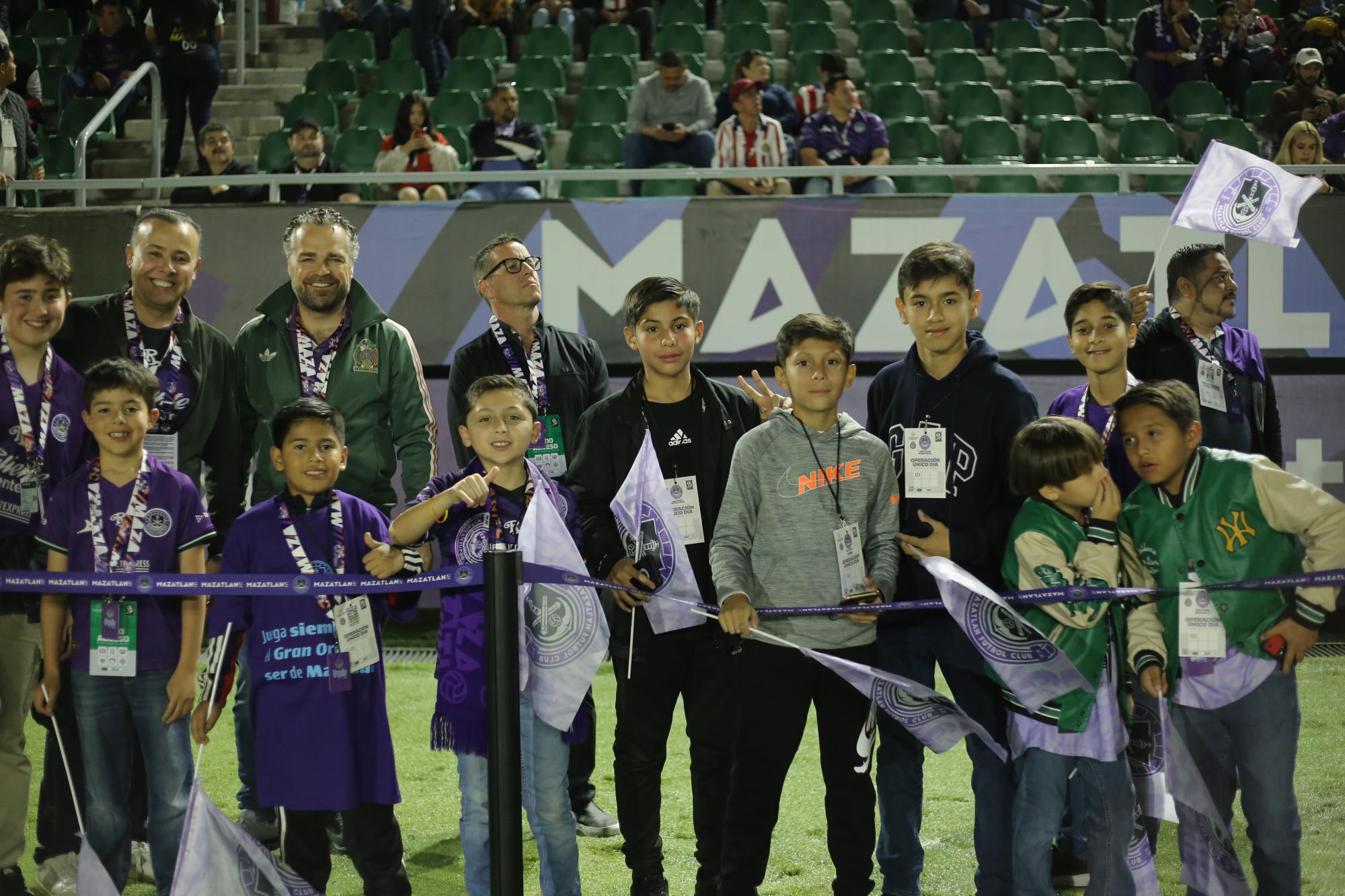 $!Los aficionados abonados tuvieron la oportunidad de presenciar el calentamiento de los jugadores de Mazatlán FC a nivel de cancha.