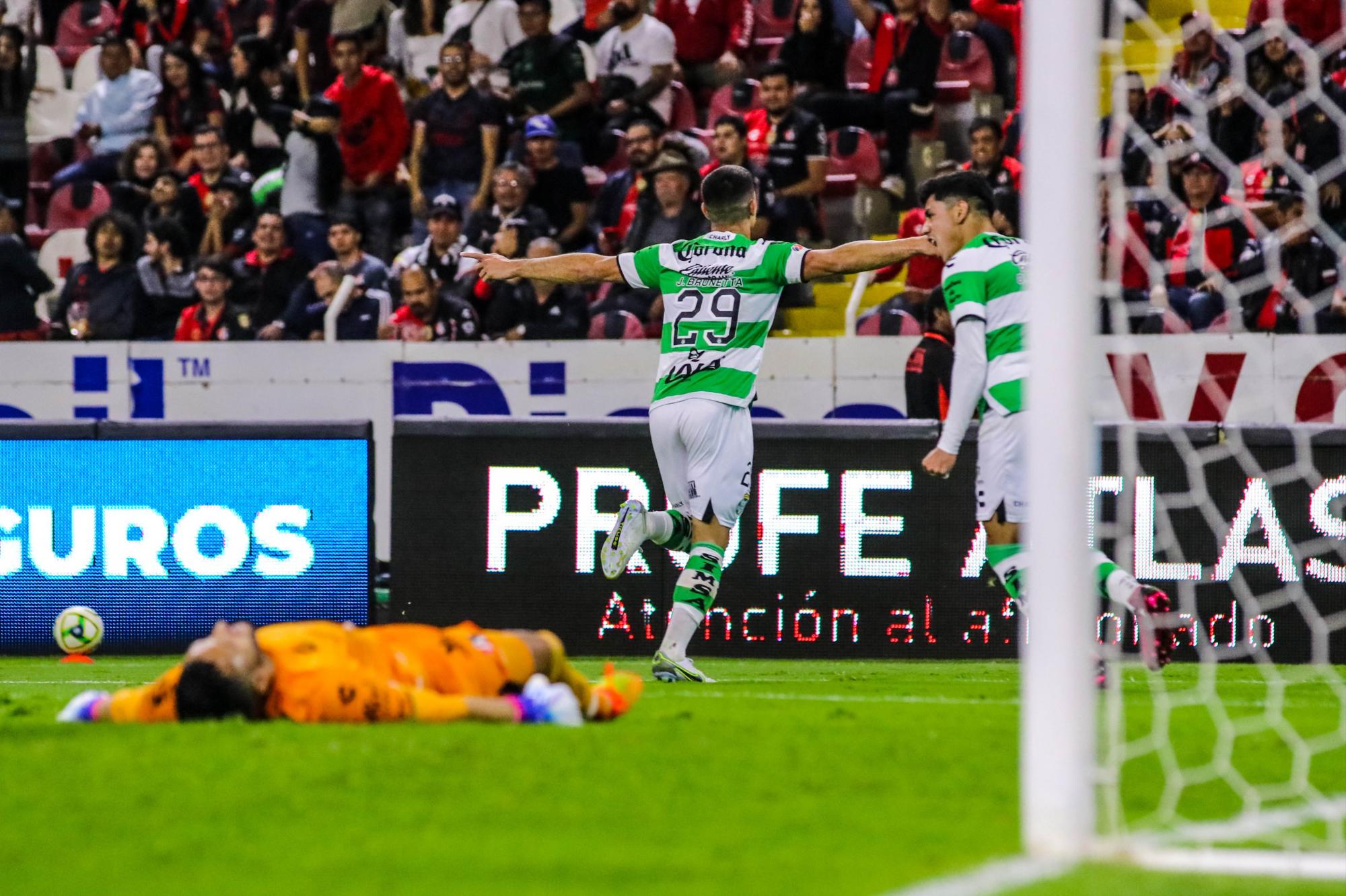 $!¡Partidazo en el Jalisco! Atlas y Santos empatan 2-2