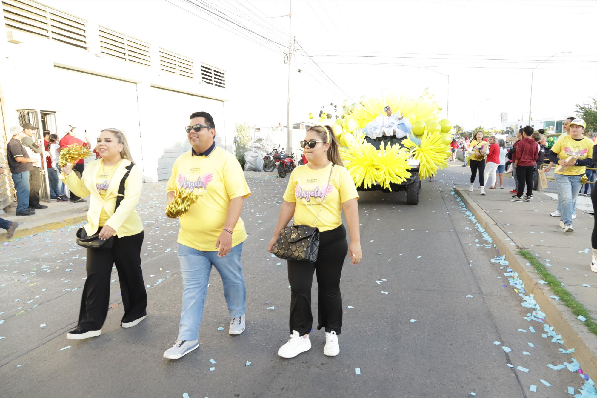 $!Carmen Alicia y José Ramón Salazar junto a Ofelia Irigoyen, tía y papás de la pequeña Ángela, candidata a Reina Infantil del Carnaval 2025, realizan el recorrido de la manifestación.