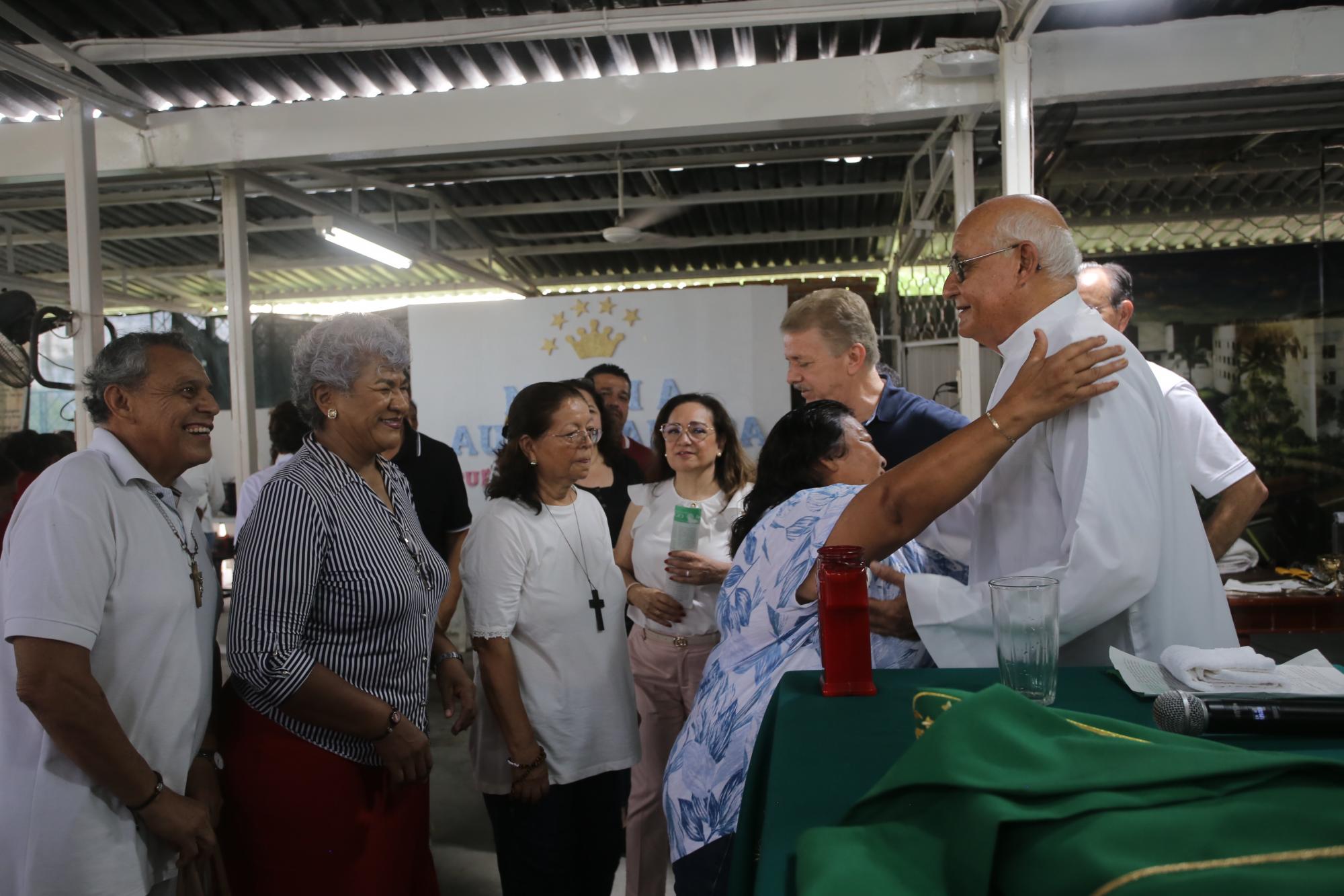 $!Felicitaciones y muchas muestras de cariño recibió esa mañana el festejado.