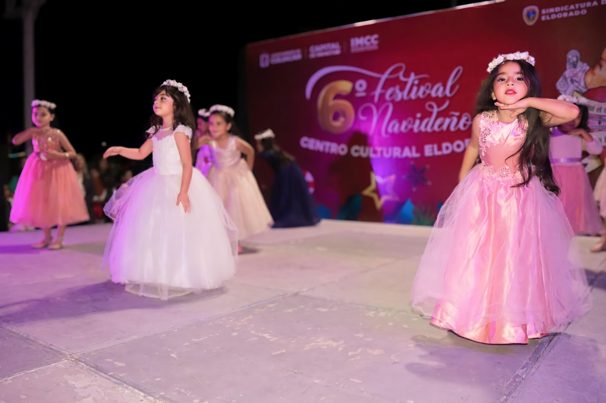 $!Las niñas también participaron con un baile.