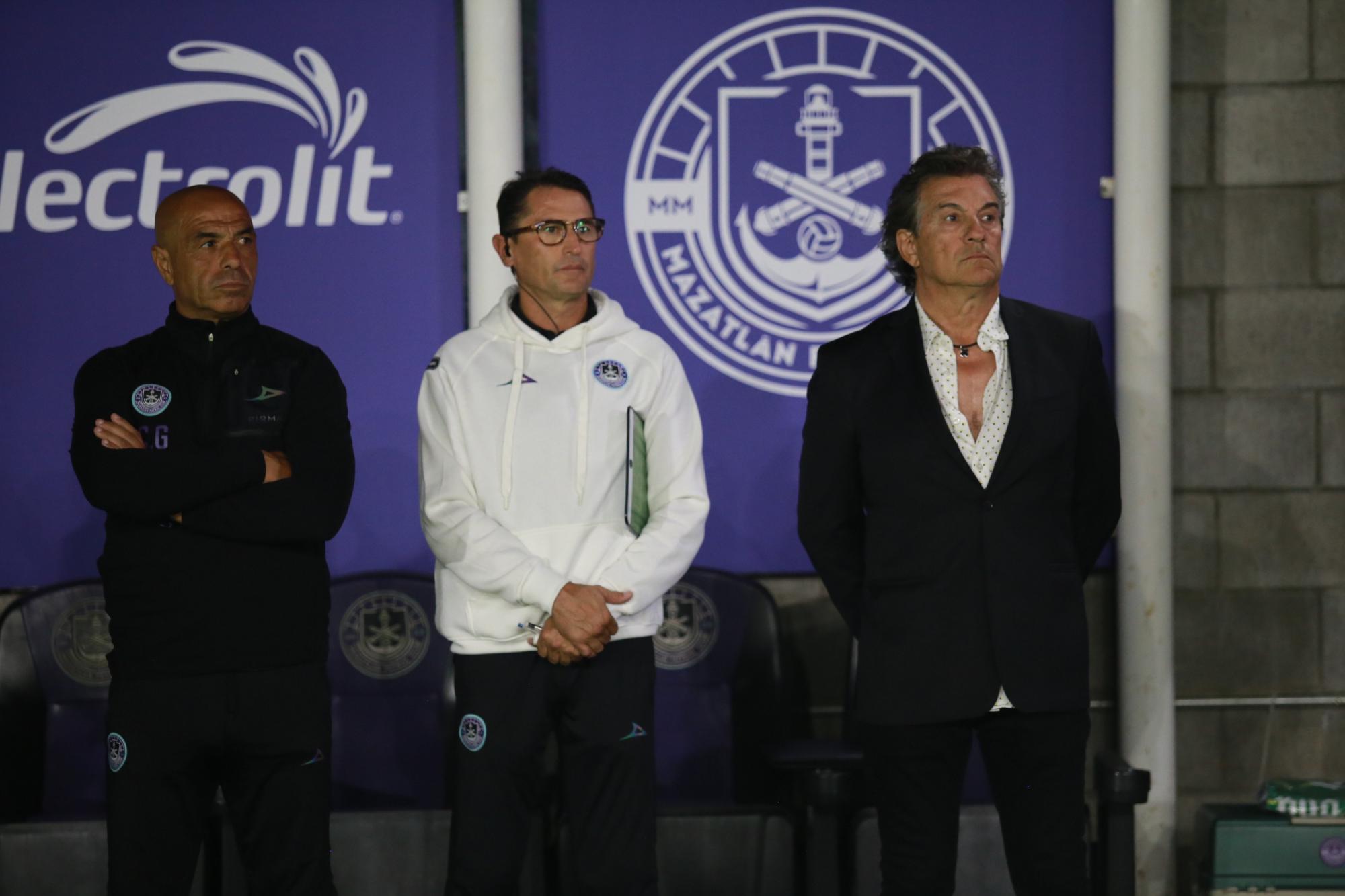 $!Rubén Omar Romano, director técnico del Mazatlán FC, junto a su equipo técnico.