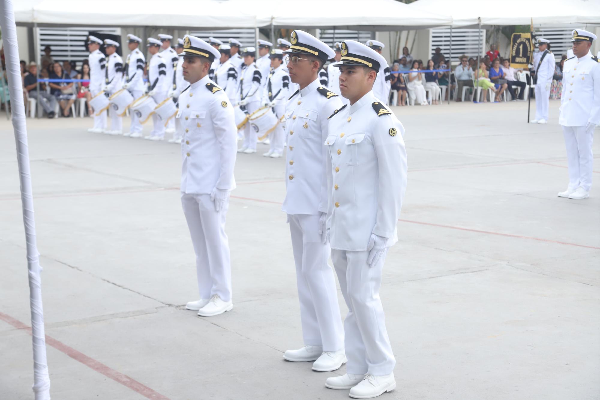 $!Los tres mejores promedios en la Licenciatura de Maquinista Naval, recibieron sus documentos.