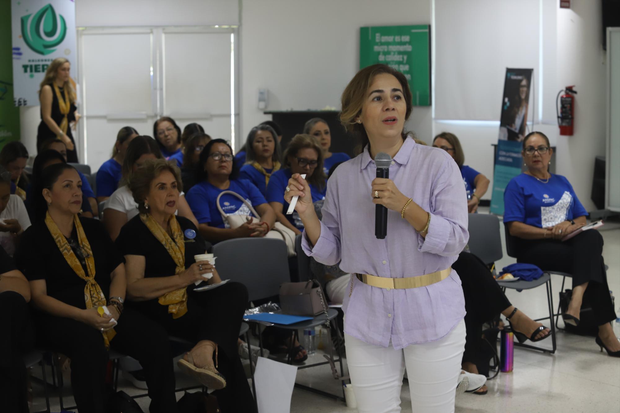 $!María Encarnación Zazueta expuso la ponencia “Actualizando lo que en verdad importa”.