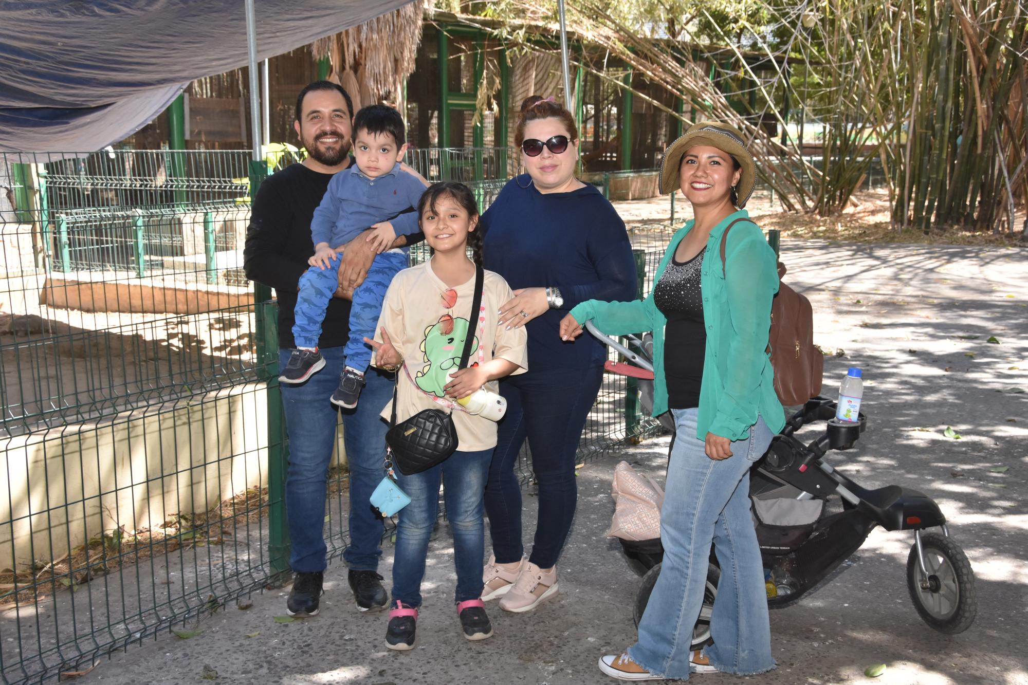$!Carlos Martínez, Tania Vega, Eliza Paez, niños Mateo Martínez y Jania Vega.