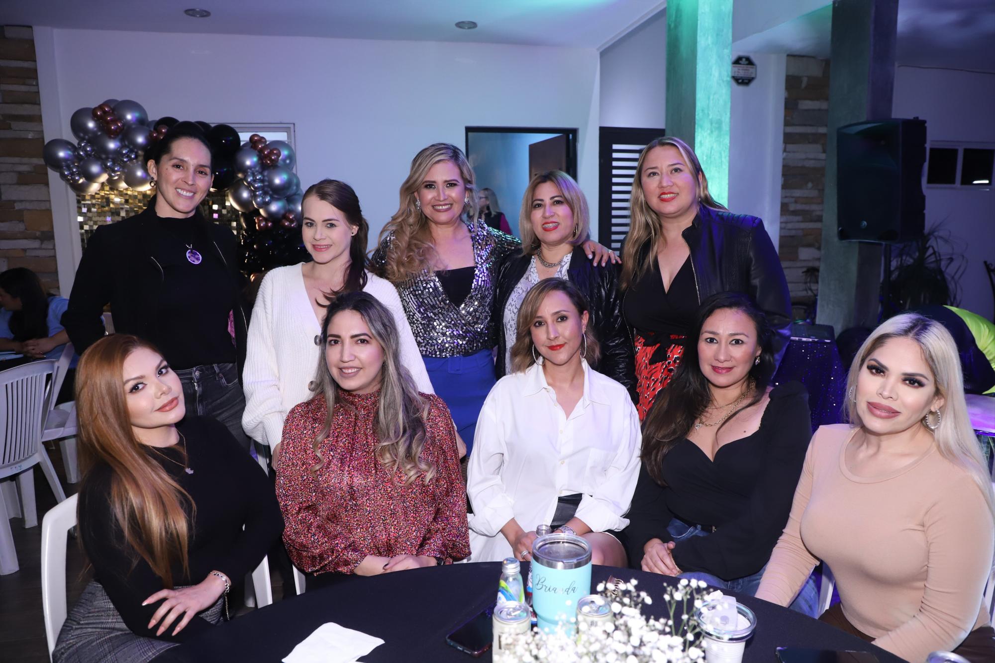 $!Gris Arámburo, Yajaira Sillas, Brianda, Nadia Peinado, Frambel Lizárraga. Sentadas, Irma Peraza, Paola Peraza, María José Wong, Rosita Hernández y Andrea Velázquez.