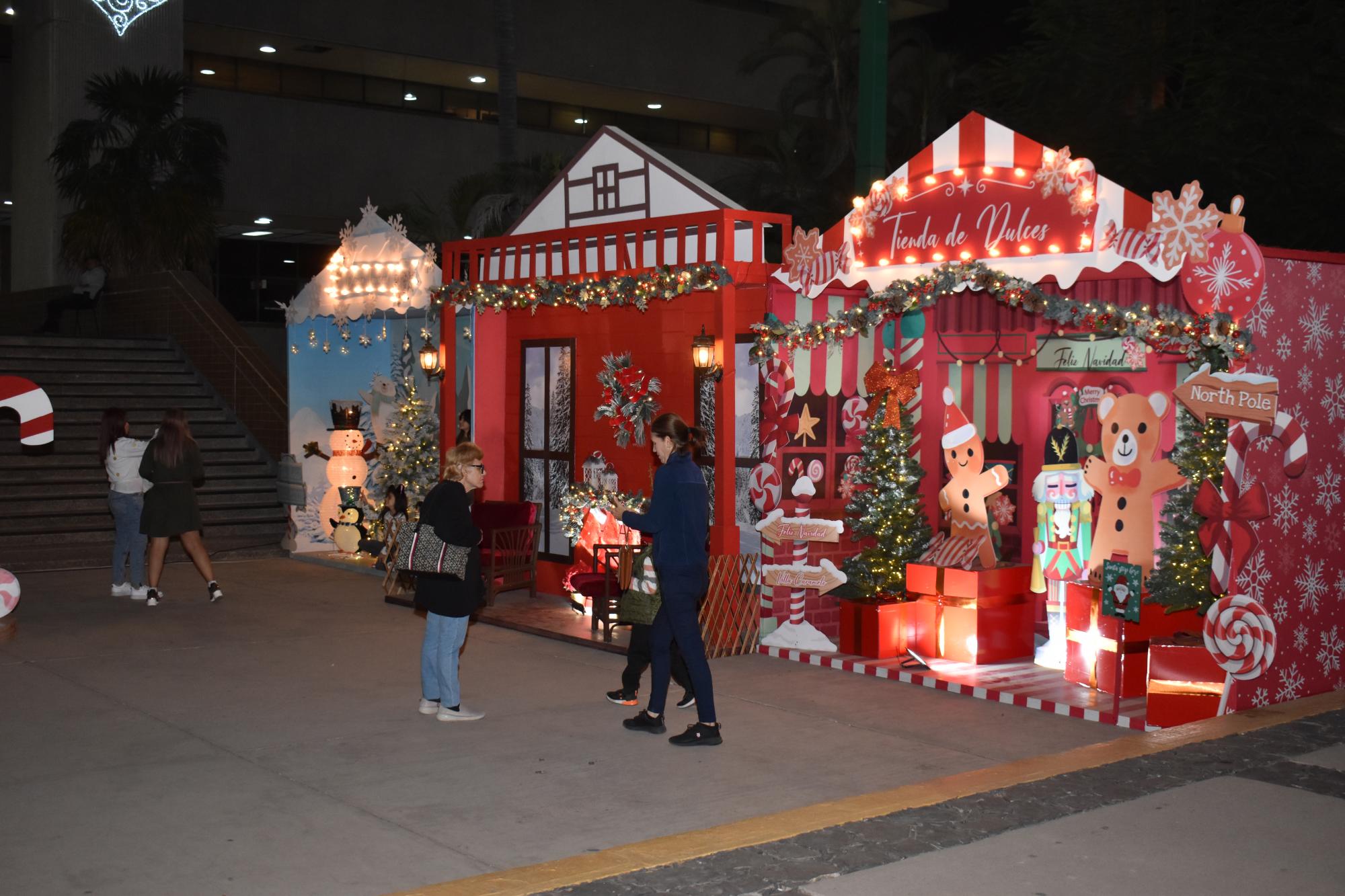 $!El ambiente navideño todavía se puede disfrutar en la explanada del Palacio de Gobierno, en Culiacán.