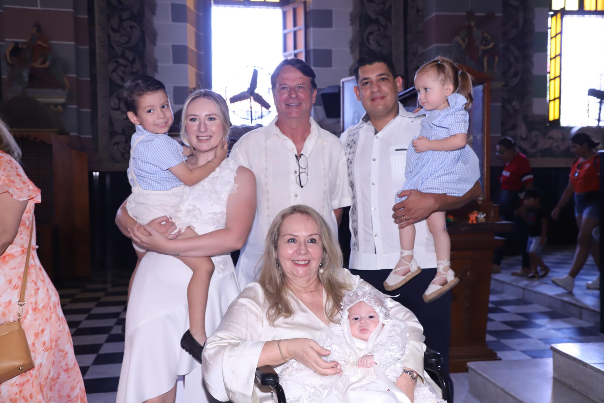 $!Catalina, sus papás y sus hermanos Rodolfo y Bárbara, junto su abuelita Irma Malcampo y Álex Felton.