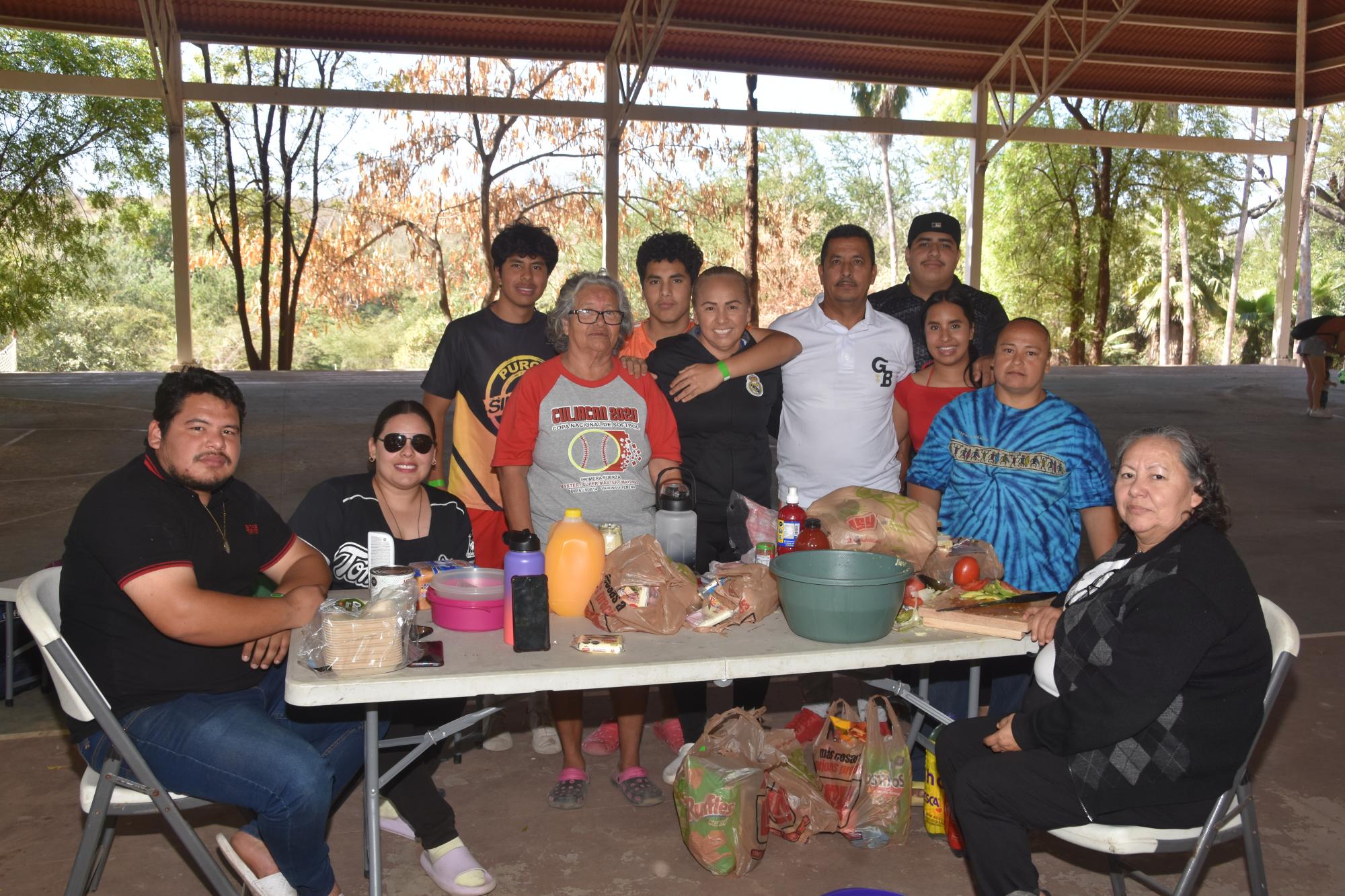 $!Los integrantes de la familia Zañudo pasan un agradable día en Imala.