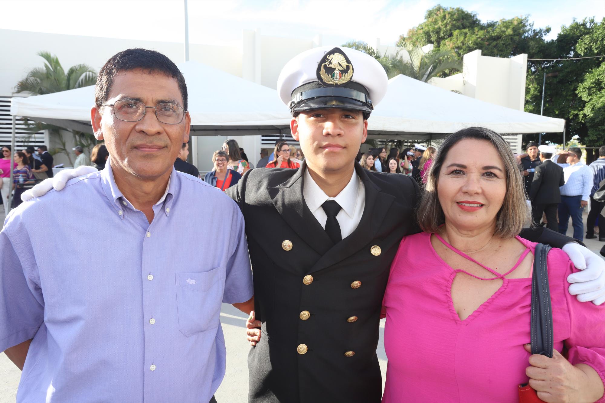 $!Gilberto Daniel López entre sus padres Gilberto López y Olga Angélica Loaiza.