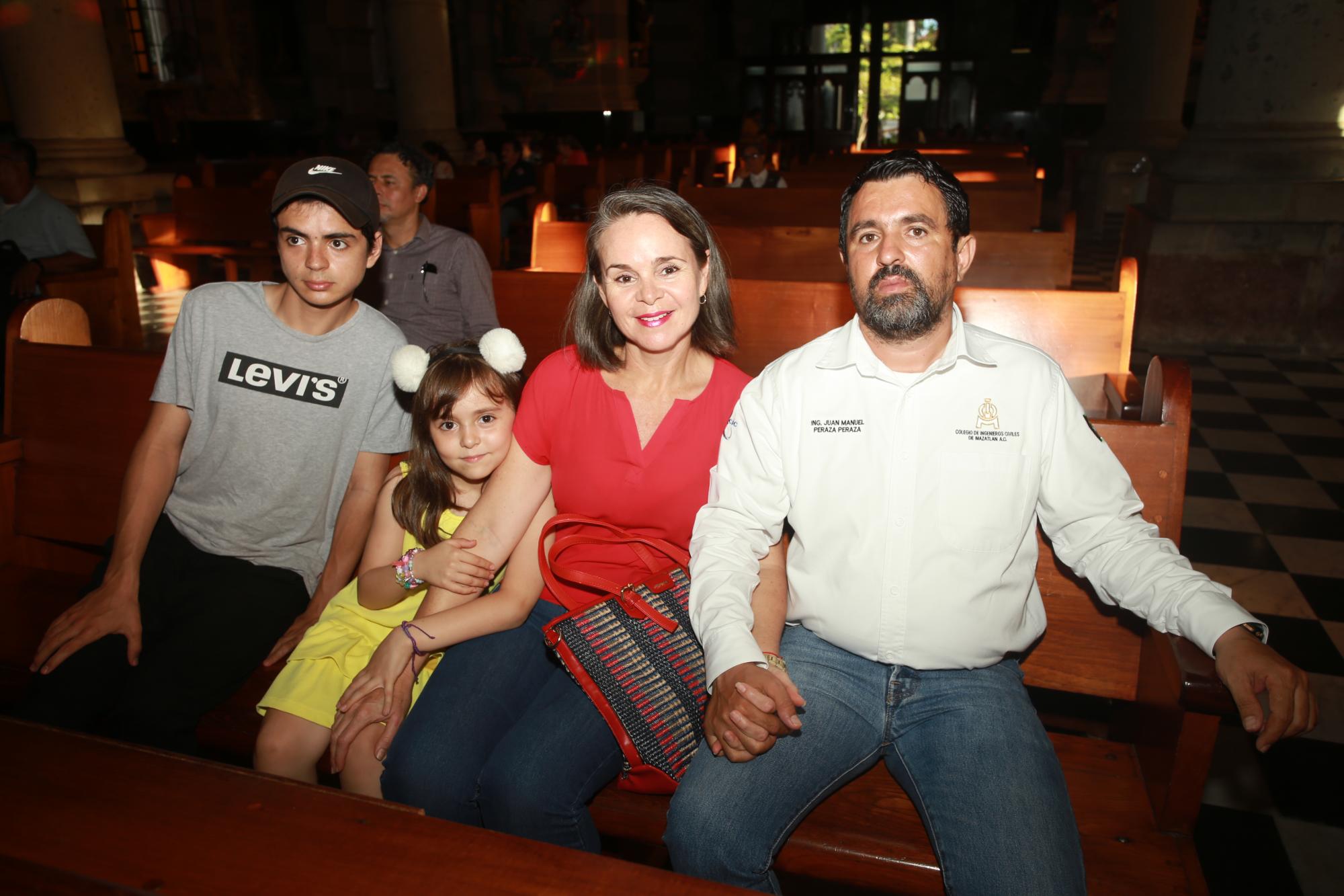 $!Eduardo y Constanza Peraza junto a sus papás, Karina Lizárraga y Juan Manuel Peraza.