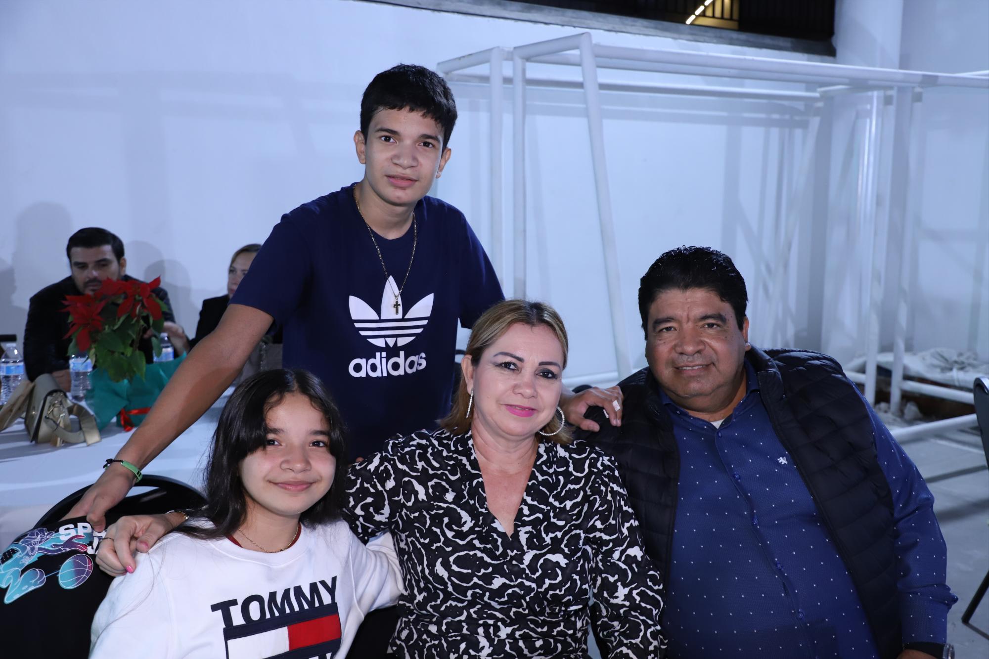 $!Natalia Lizárraga y Aurelio Segura con sus hijos Marlene y Diego.