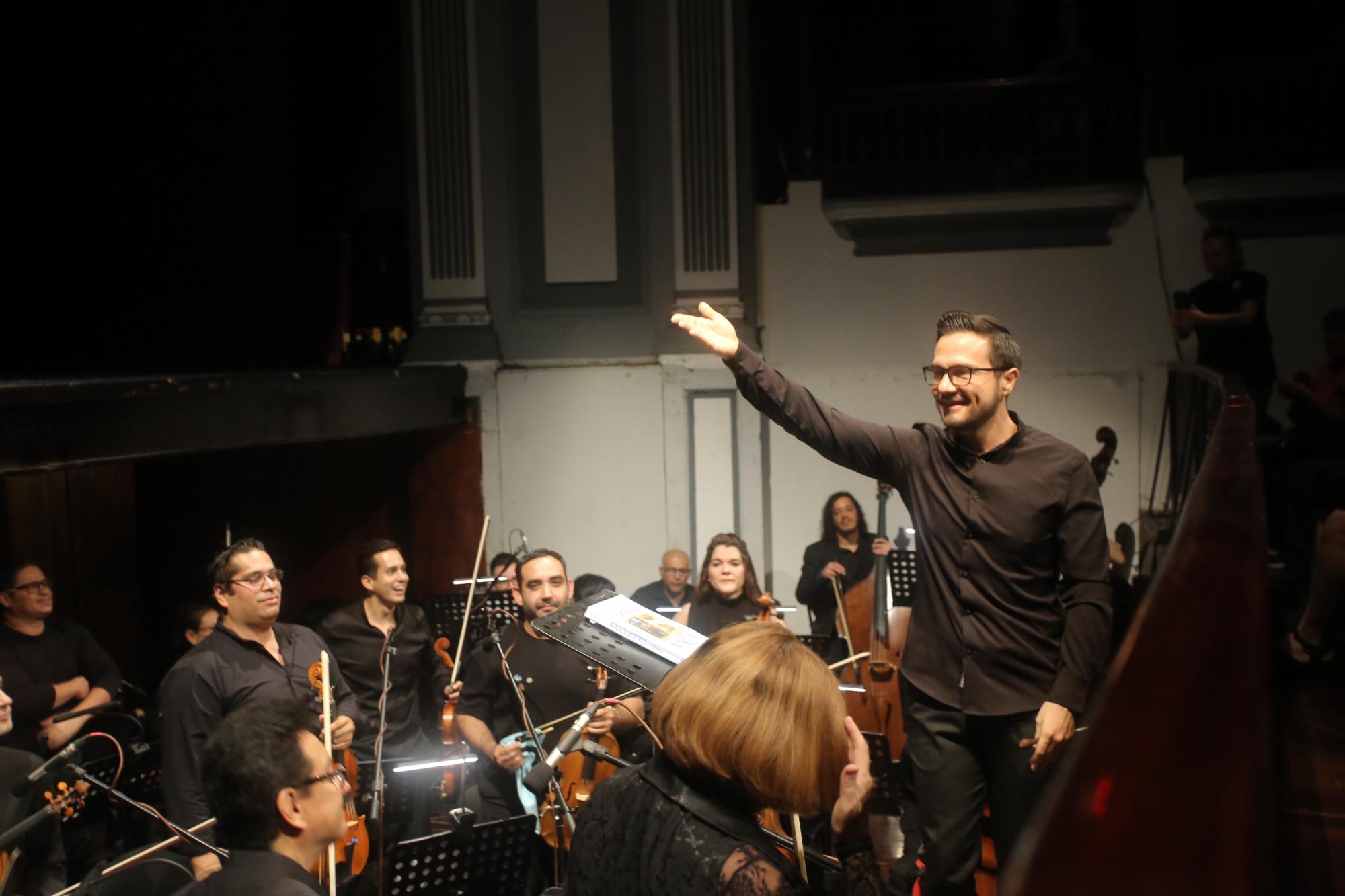 $!El maestro Sergio Freeman dirigió a la Camerata Mazatlán.