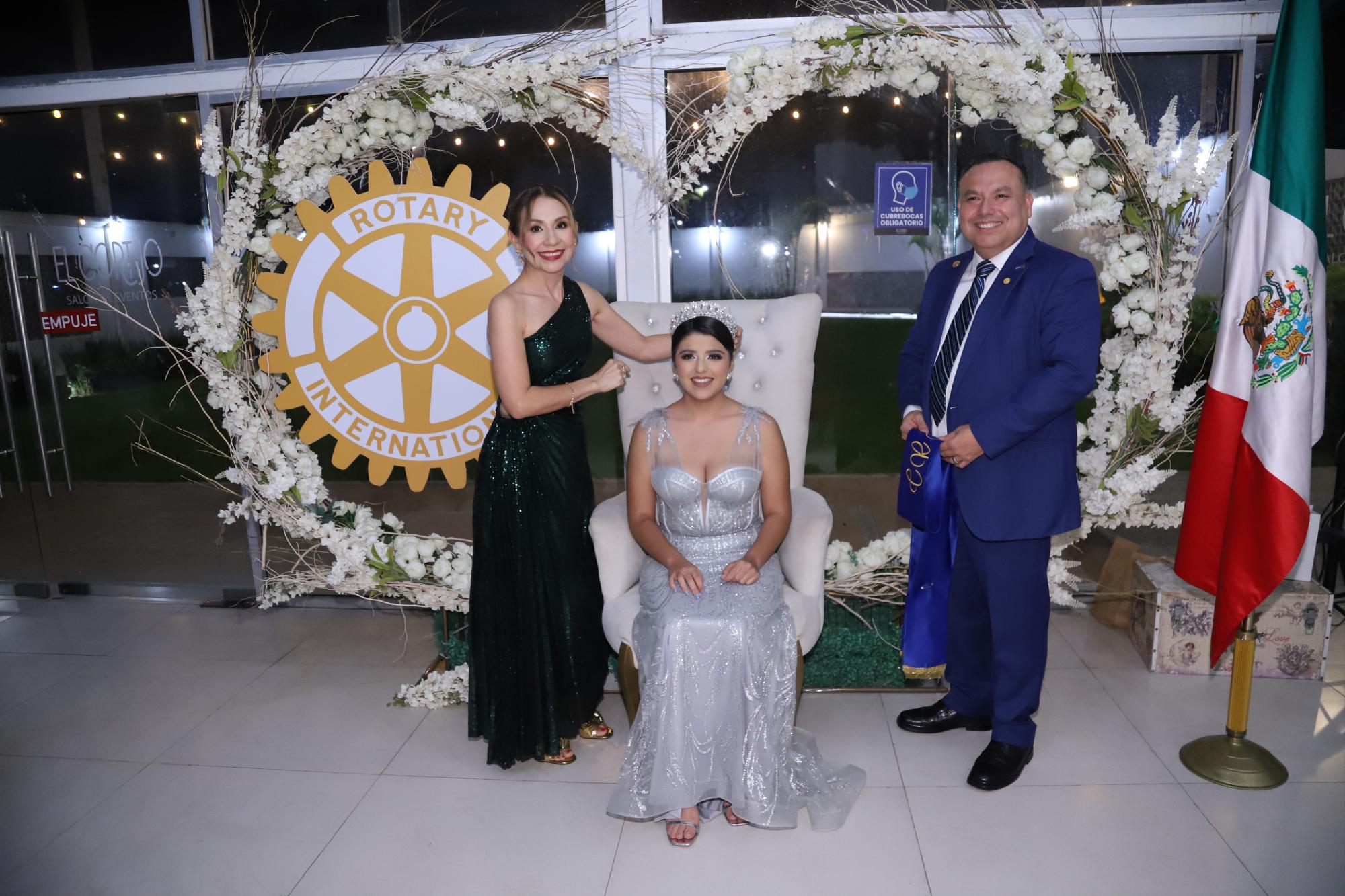 $!Regina González Ríos fue coronada como la nueva reina del club por Sofía López de López y Miguel Ángel López López.