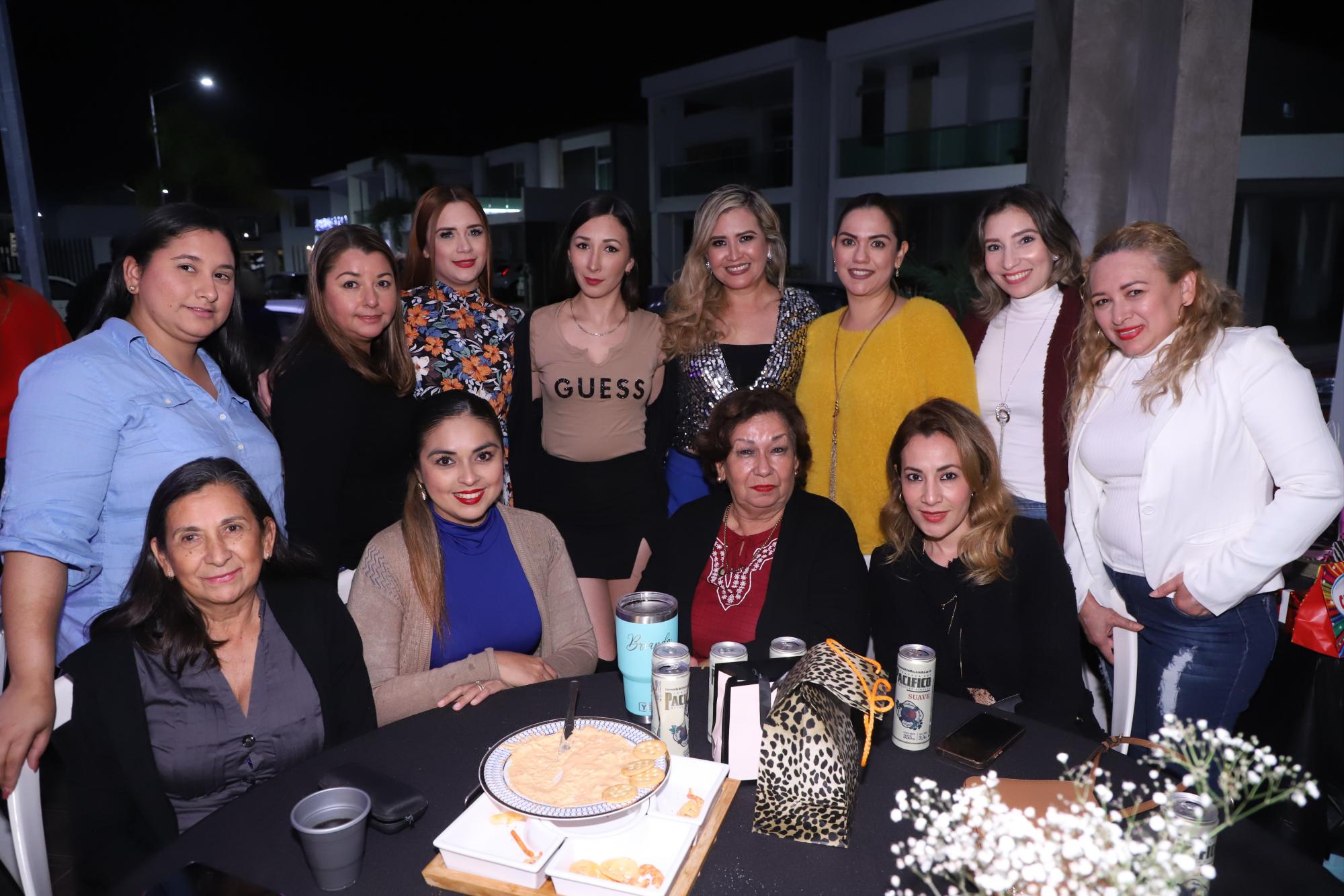 $!Caro, Yadira, Paulina y María José Noriega, junto a Brianda, Abigail Porras, Miriam Ibarra, Mónica Noriega. Sentadas, Minerva Noriega, Karla de Noriega, Flor Noriega y Dulce de Mercado.