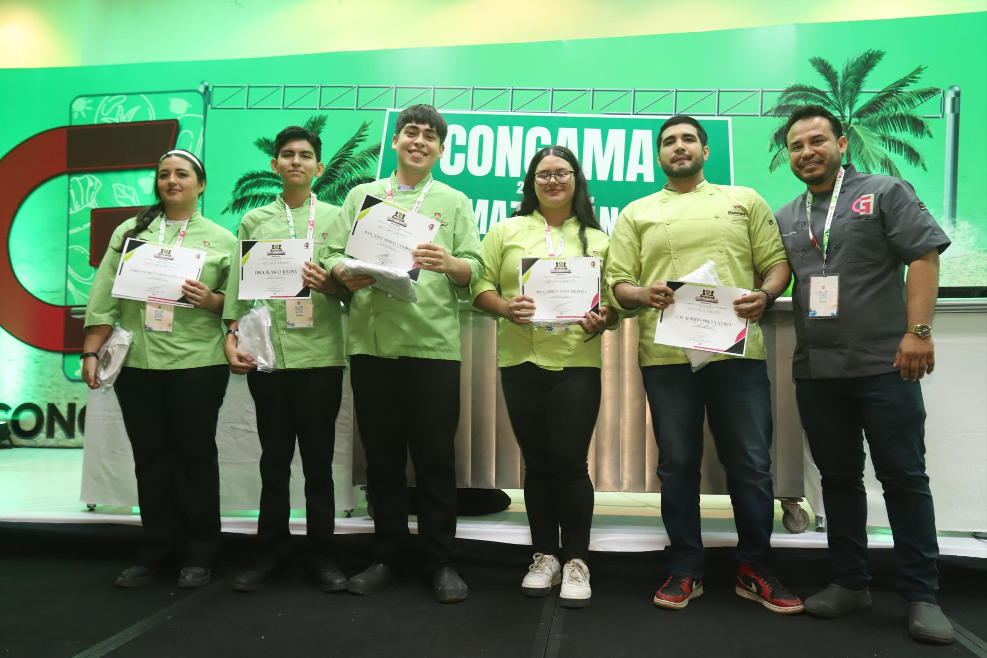 $!María Osuna, Érick Blanco, Isaac Josué Herrera, Ana Gabriela Ayón y Luis Alberto Pineda recibieron un reconocimiento de manos del chef Hiram Victorica.