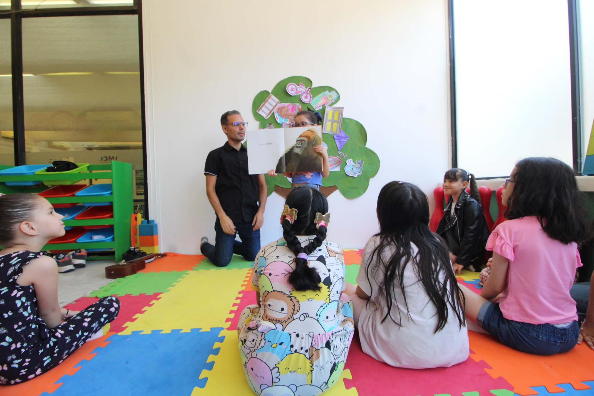 $!El maestro apoya a una de las niñas con su participación.