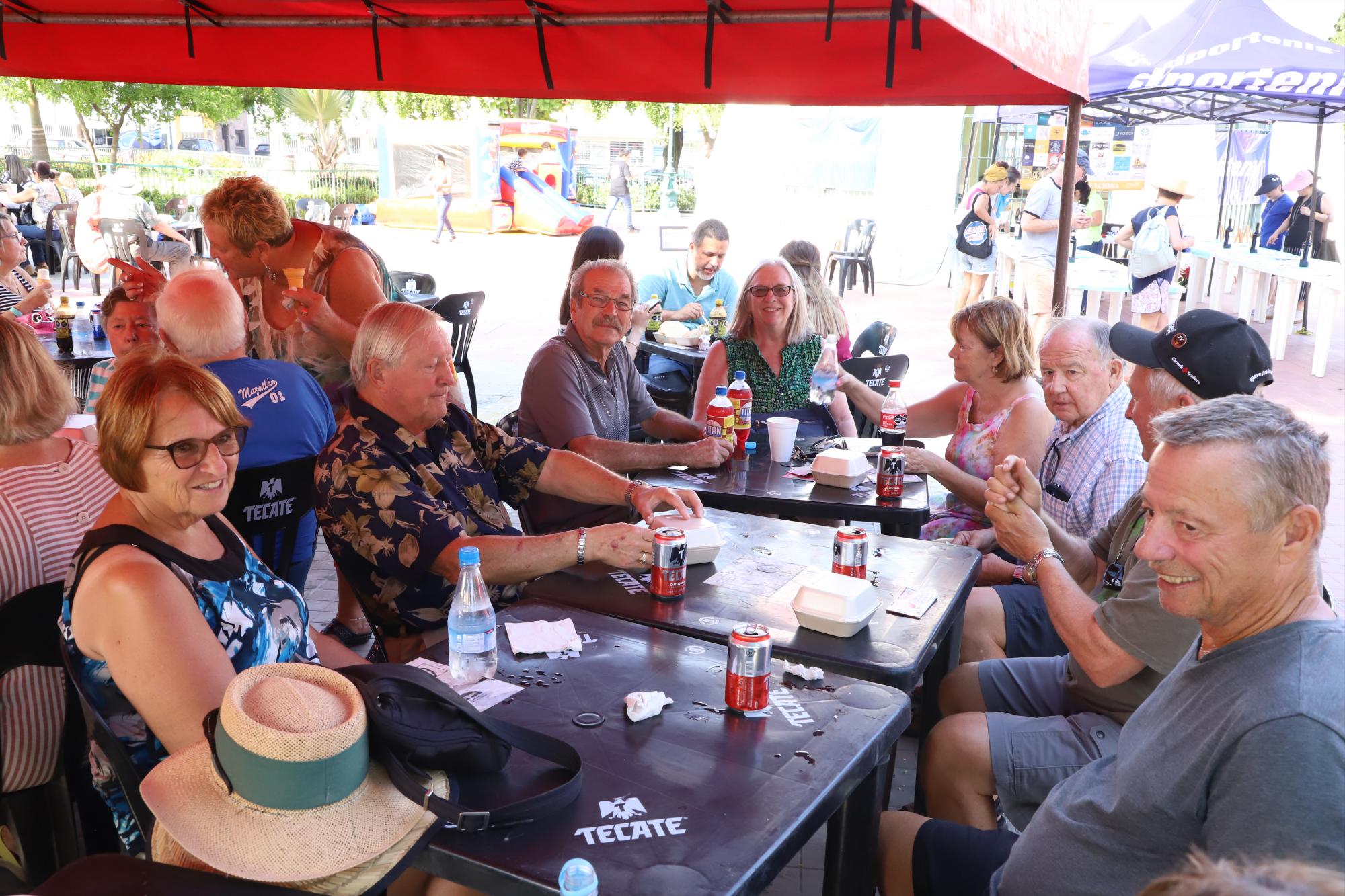 $!La comunidad extrajera que radica en el puerto disfrutó de la Verberna Gastronómica.