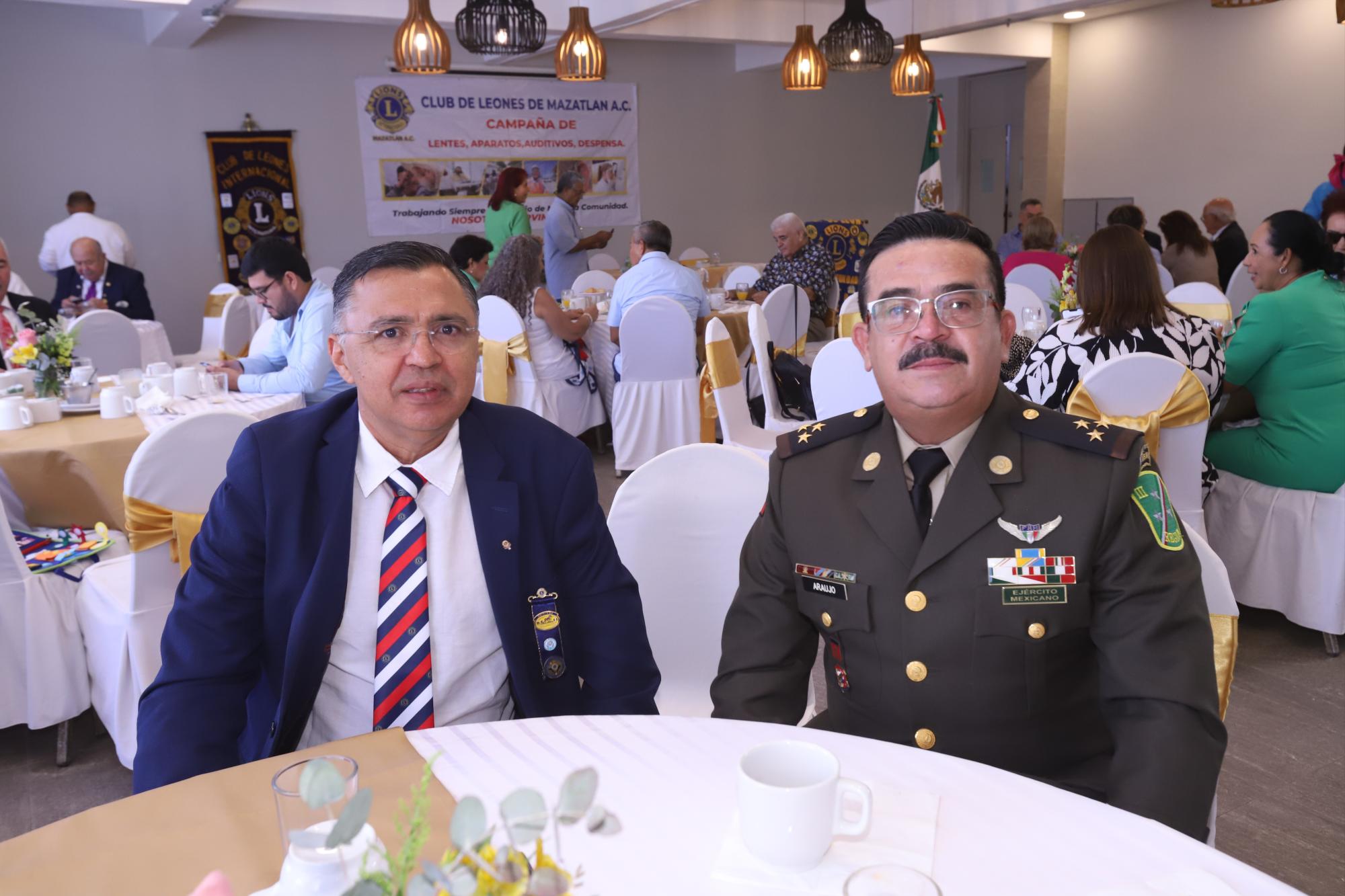 $!Arturo Rizo junto a Ignacio Araujo, coronel contador público de la Tercera Región Militar.