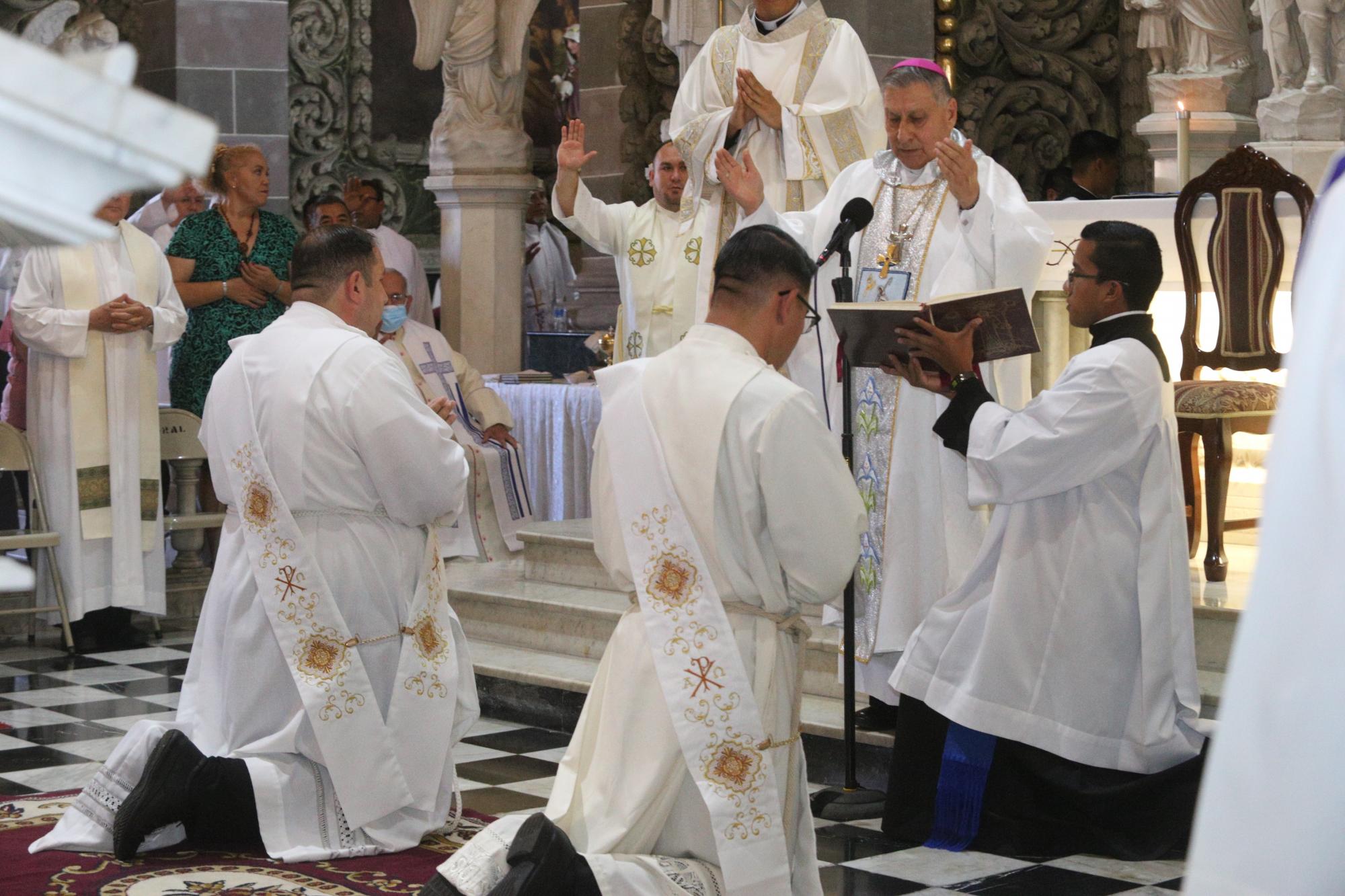 $!Gabriel Dagoberto Tirado Ritto y Julio César Hernández Alcaraz recibieron la ordenación del sacerdocio.