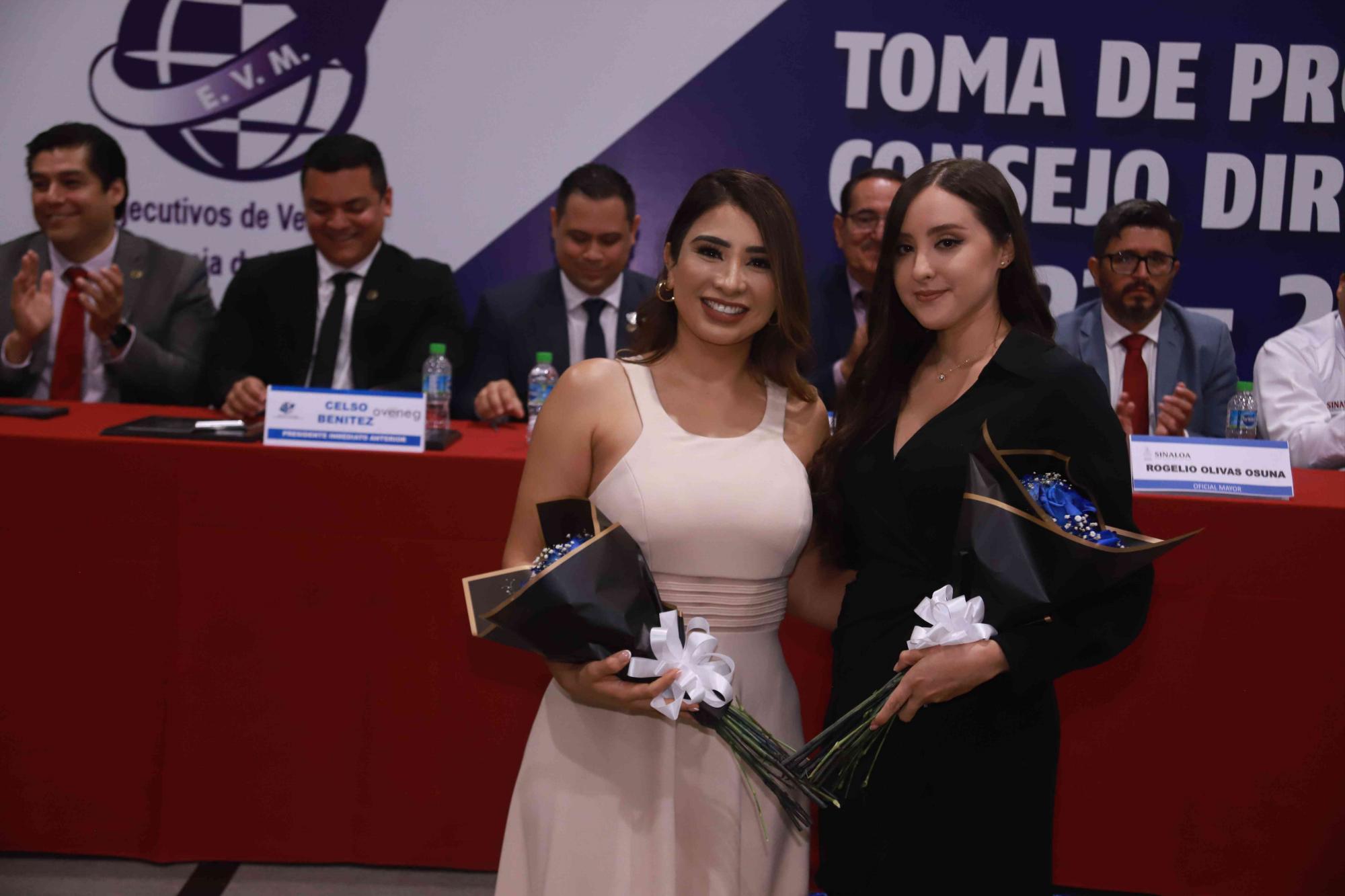 $!En el evento, Perla Patricia Lizárraga de Castillo y Itza Fitch de Benítez, esposas del presidente de la EVyM de Mazatlán, respectivamente, se hicieron la entrega de un ramo de flores.