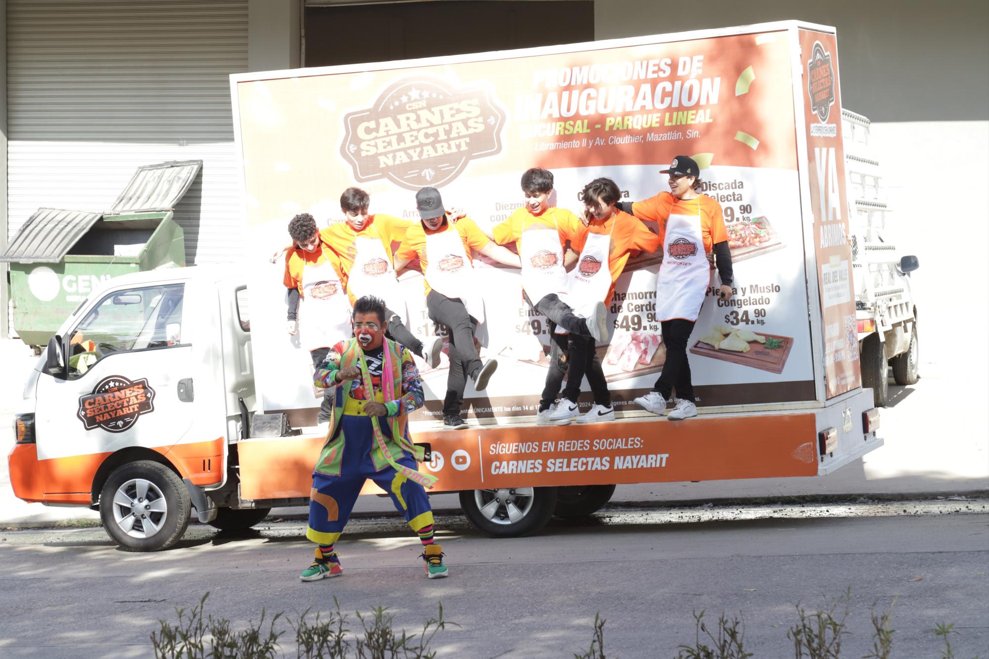 $!El payaso Espagueti Júnior puso gran ambiente entre los jóvenes que participaron en la caravana.