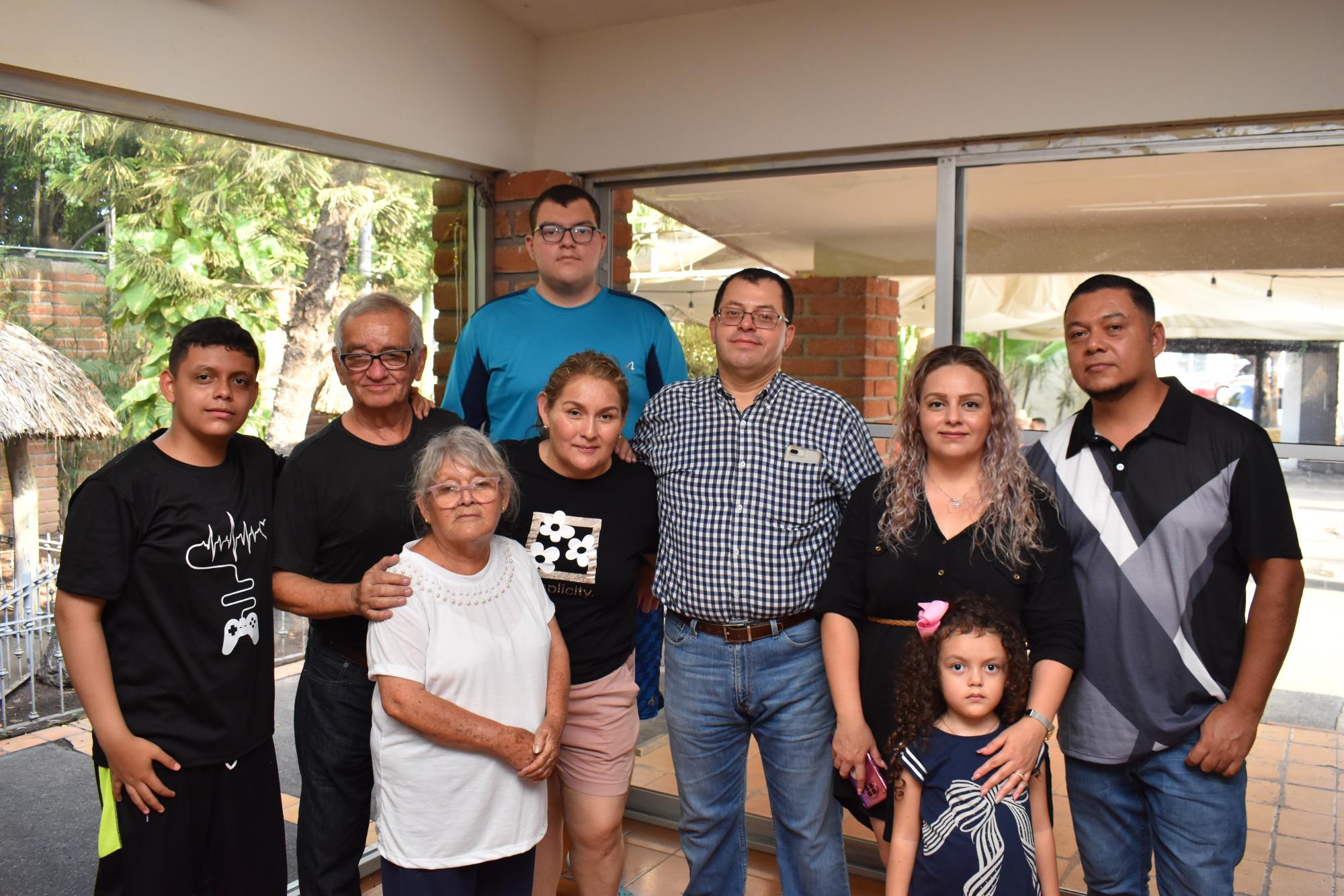 $!Con sus nietos Luis Alfredo Beltrán, Eduardo y Dania Urías, sus hijas Nelly y Claudia Sánchez y sus yernos José Alfredo Beltrán y Daniel Urías.