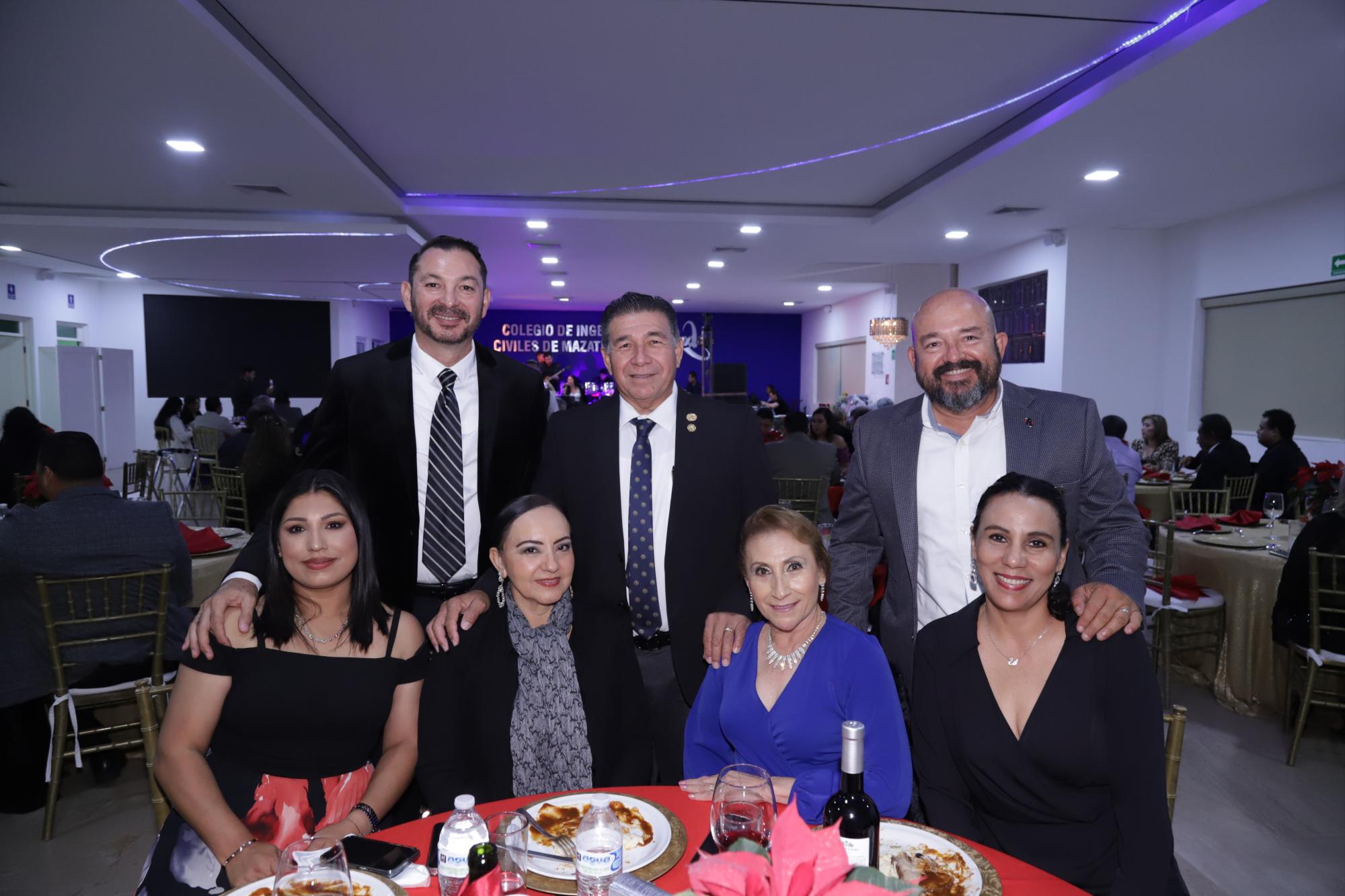 $!Jahie Zamudio, Carlos Venegas, Daniel Díaz, Vanessa López, Mary Toledo, Silvina Venegas y Mayely Rodríguez.