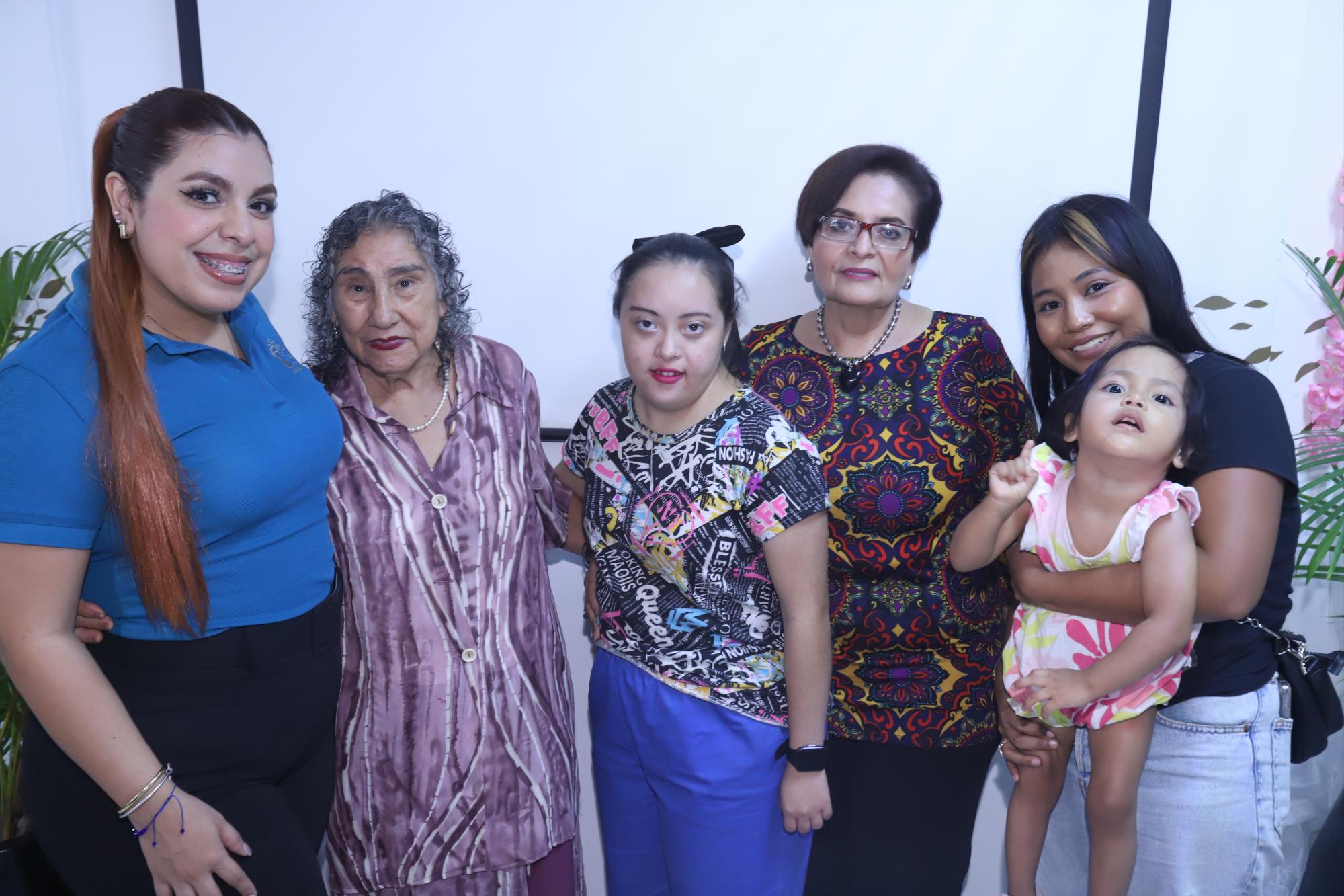 $!Rosa Camacho, María Pérez, Montserrat Álvarez, Bety Álvarez, Joneyry Espinoza y Amary Valdez.