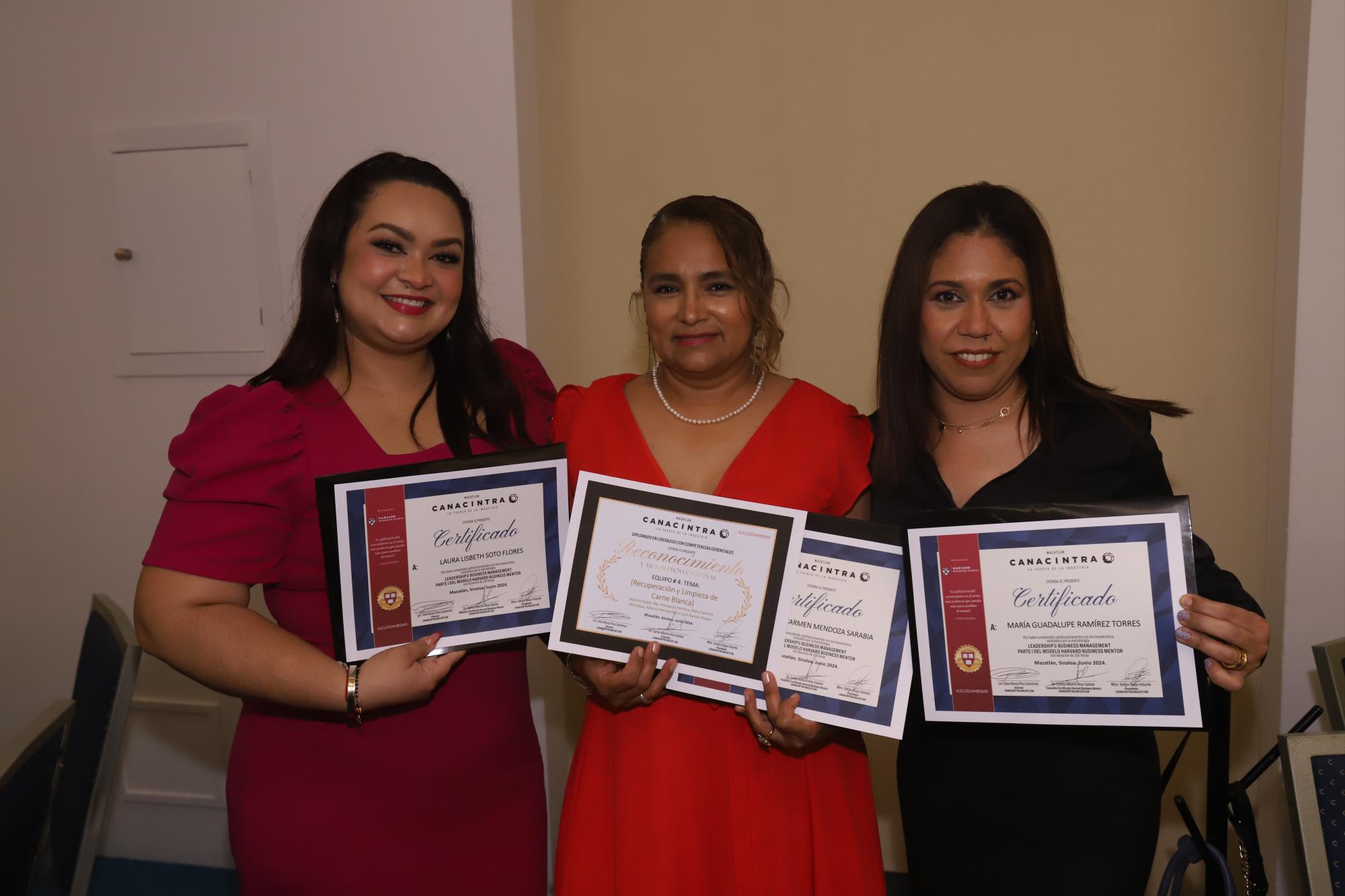 $!Laura Soto, Mary Carmen Mendoza y María Guadalupe Ramírez.