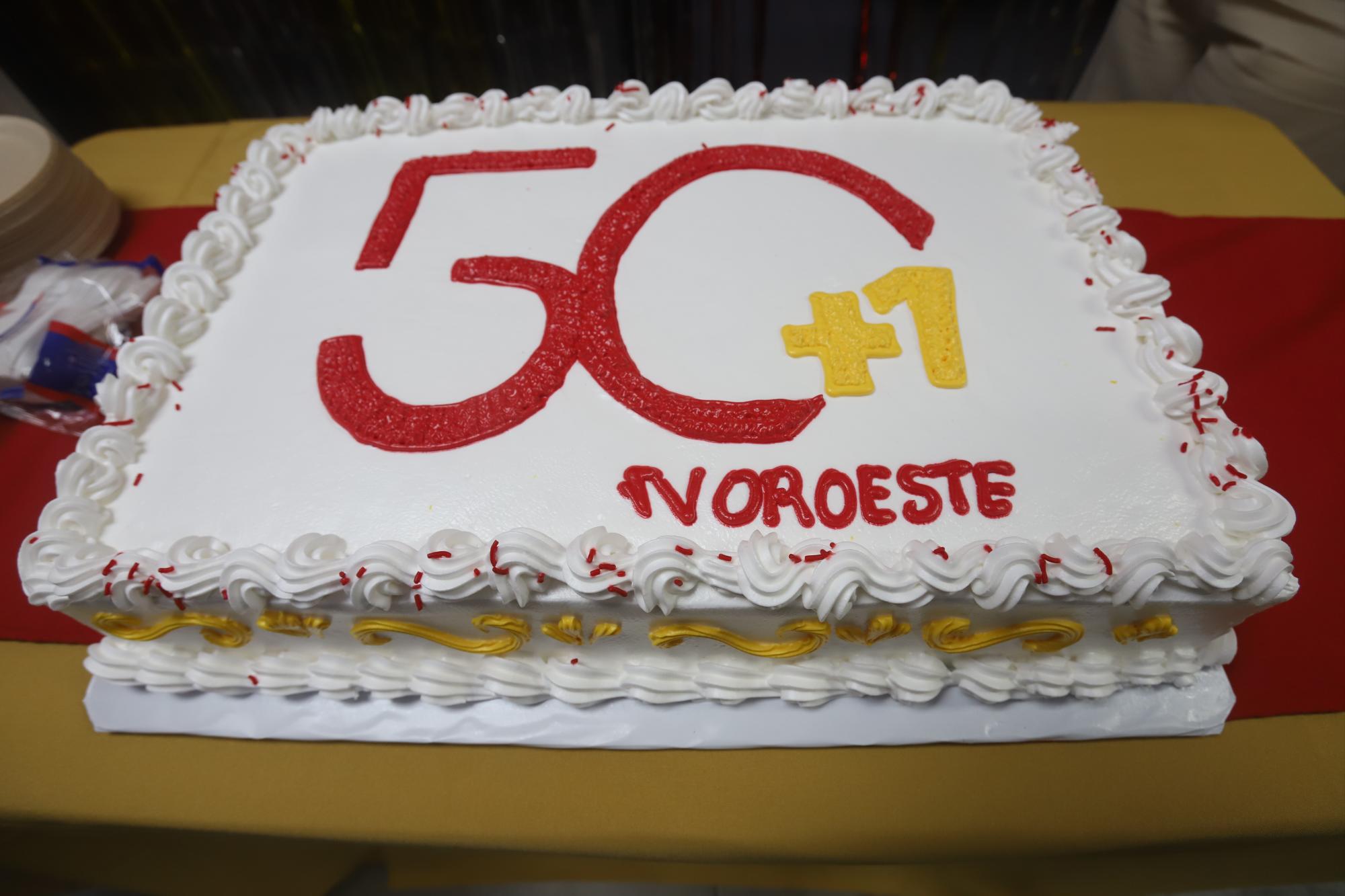 $!Un pastel con el número 50+1 y el logotipo de Noroeste lució en la mesa principal.