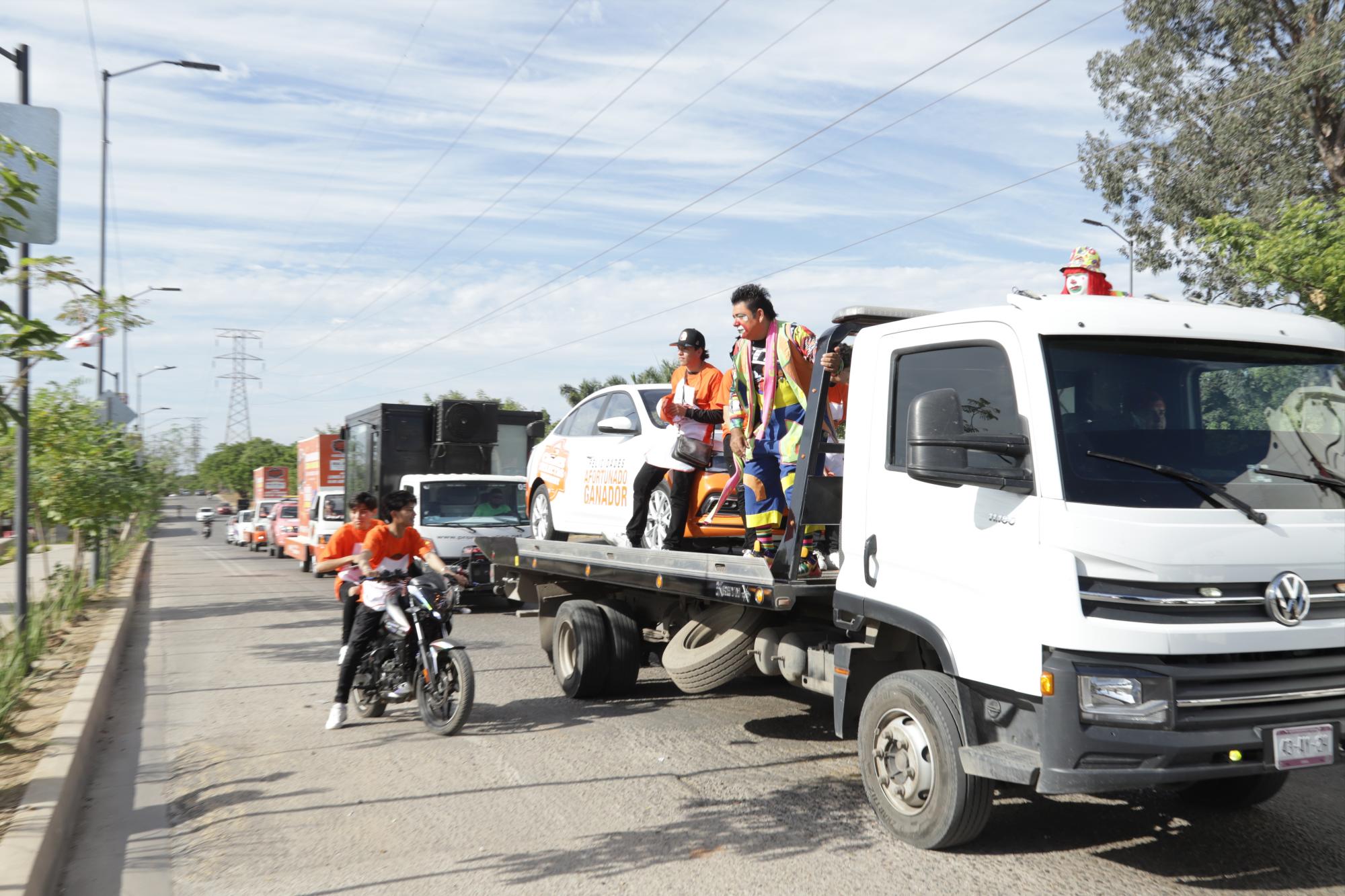 $!En la caravana promocional previo a la inauguración se repartieron diversos souvenirs.