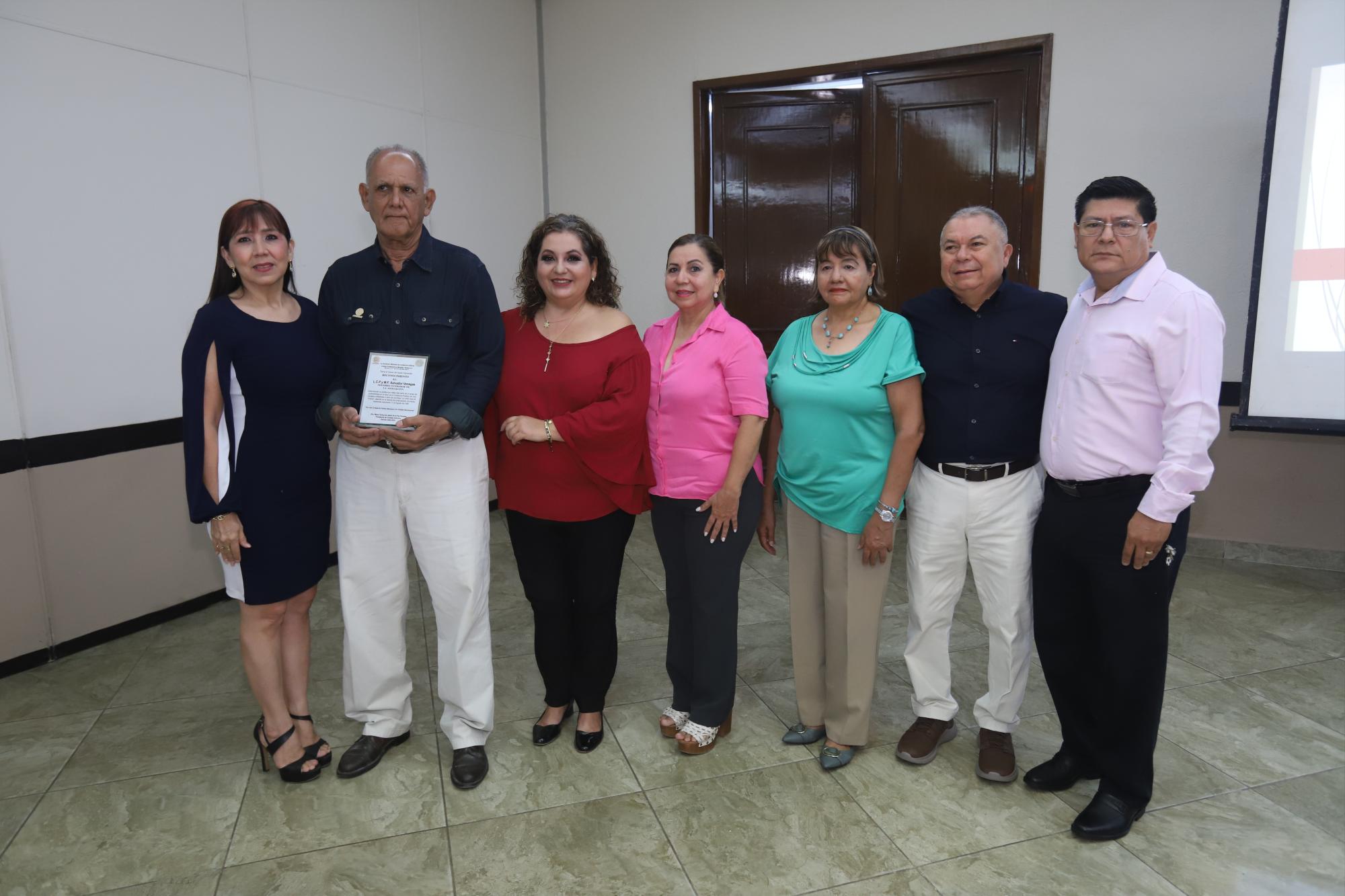 $!El homenajeado de esa mañana junto a la presidenta actual y ex presidentes de la agrupación.