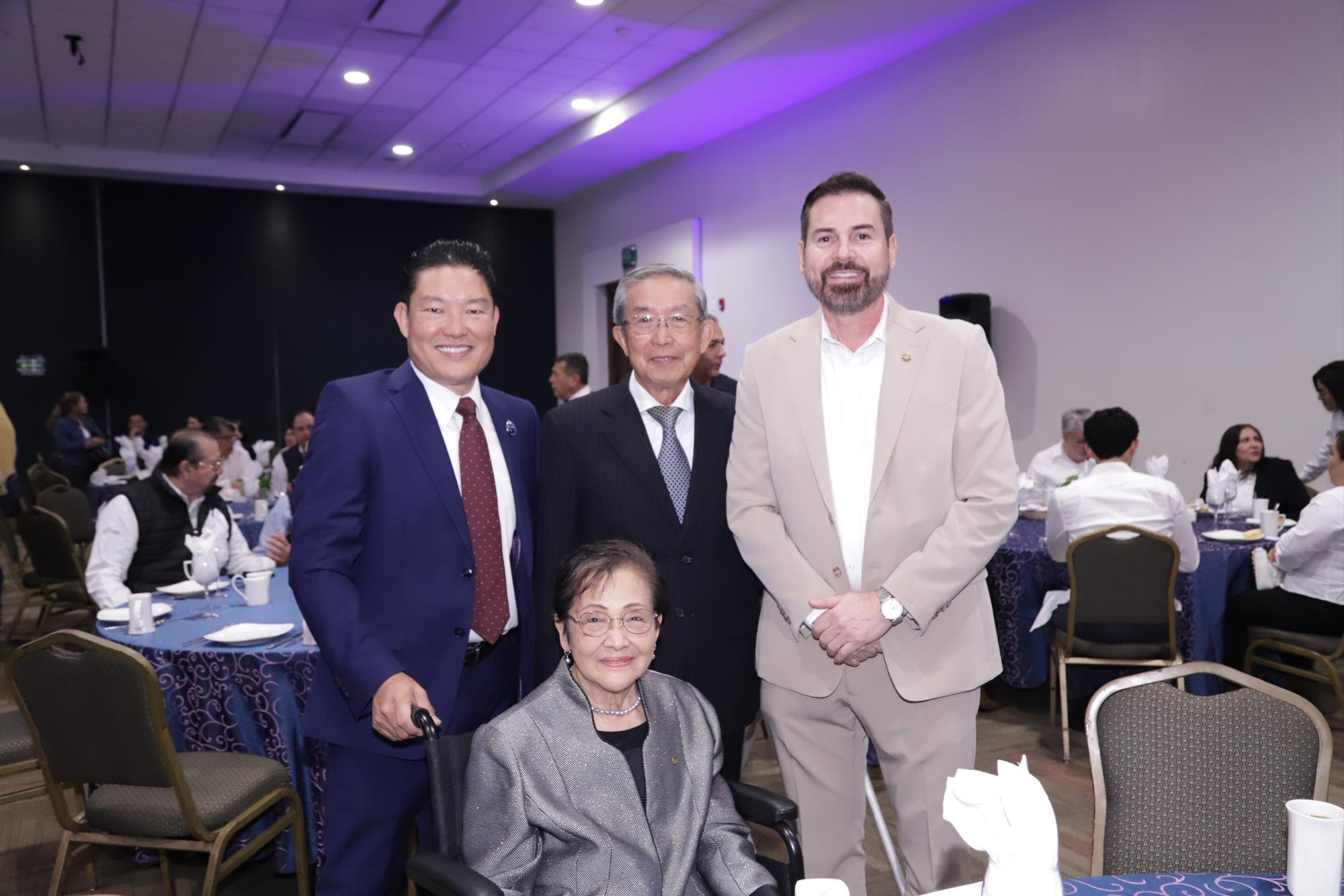 $!La homenajeada junto a su hijo Eduardo Yoshii; su esposo, Tsutomu Yoshii y Sergio Rojas, presidente de Canacintra Mazatlán.